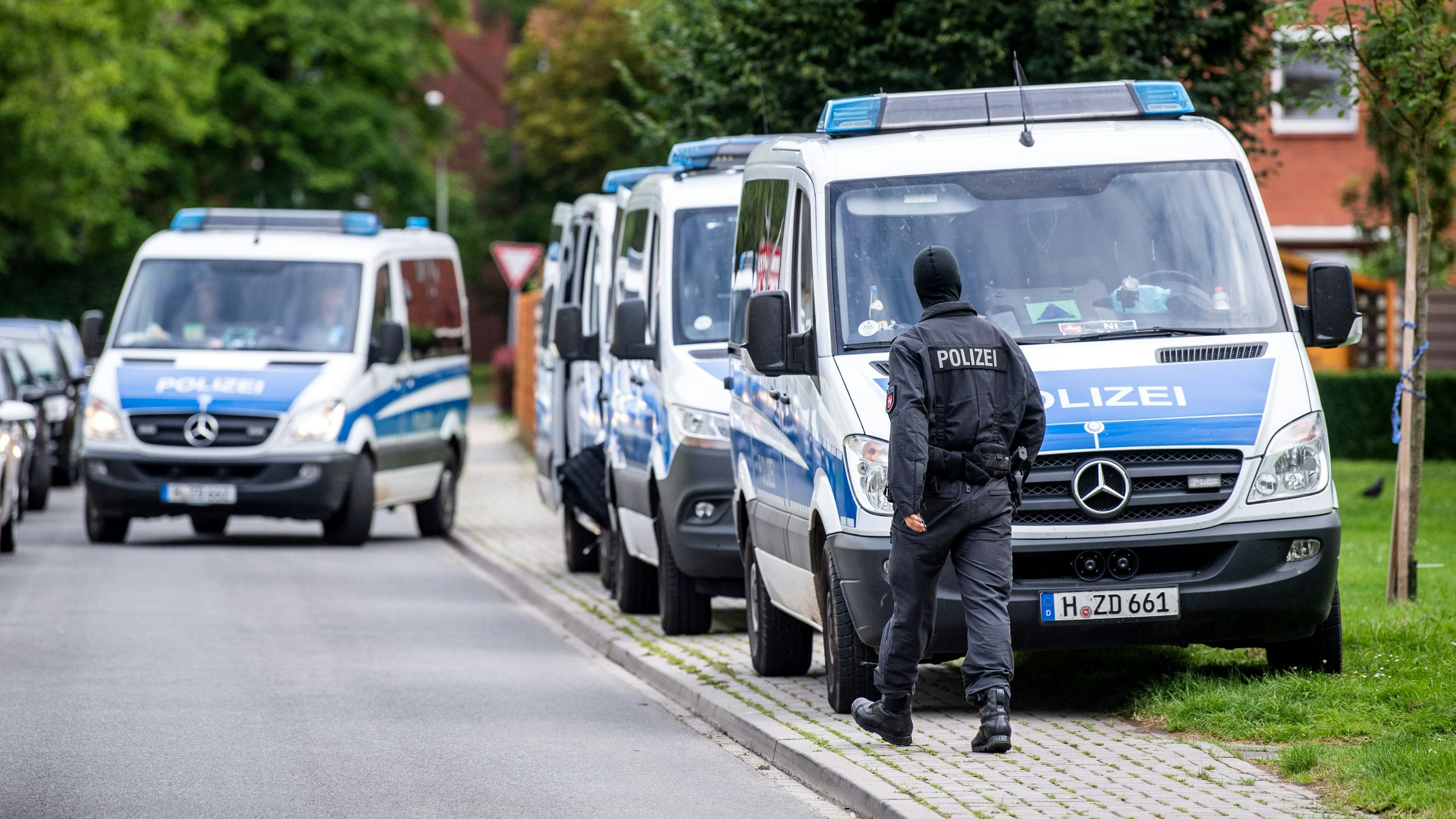 Download von www.picturedesk.com am 06.10.2021 (10:24).  03 August 2021, Lower Saxony, Wilhelmshaven: Police task forces arrive with their vehicles in a residential area. Several hundred officers search more than 30 properties in the city area. The searches are carried out on suspicion of dealing in narcotics on a commercial basis. Photo: Sina Schuldt/dpa - 20210803_PD10156 - Rechteinfo: Rights Managed (RM)