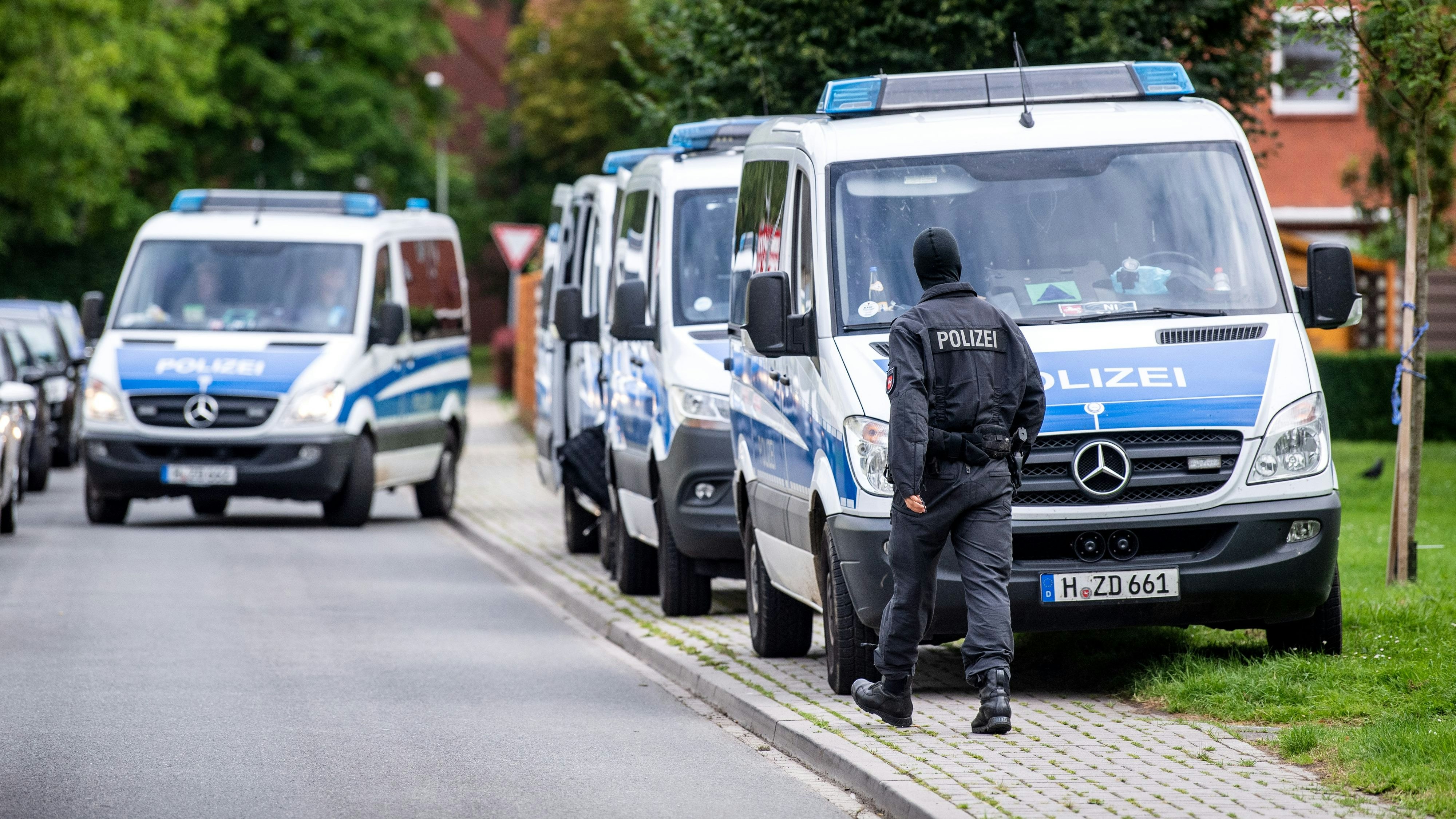 Download von www.picturedesk.com am 06.10.2021 (10:24).  03 August 2021, Lower Saxony, Wilhelmshaven: Police task forces arrive with their vehicles in a residential area. Several hundred officers search more than 30 properties in the city area. The searches are carried out on suspicion of dealing in narcotics on a commercial basis. Photo: Sina Schuldt/dpa - 20210803_PD10156 - Rechteinfo: Rights Managed (RM)