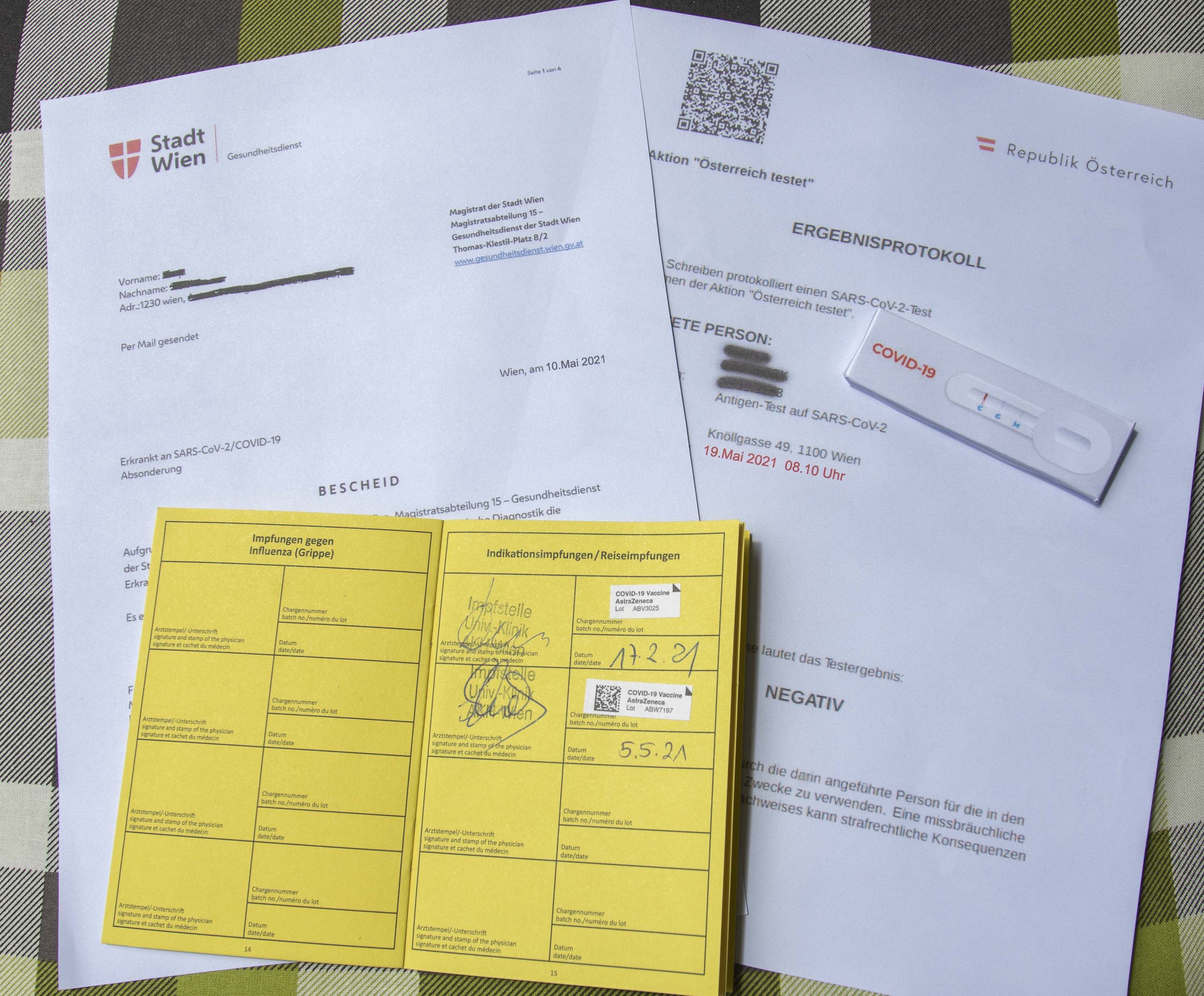 Download von www.picturedesk.com am 06.10.2021 (18:04).  VIENNA, AUSTRIA - MAY 18: Separation notice, current negative test and vaccination certificate entitle you to access from 19 May in Austria at Liesing on May 18, 2021 in Vienna, Austria. 210518_SEPA_13_001 - 20210518_PD3512 - Rechteinfo: Rights Managed (RM)