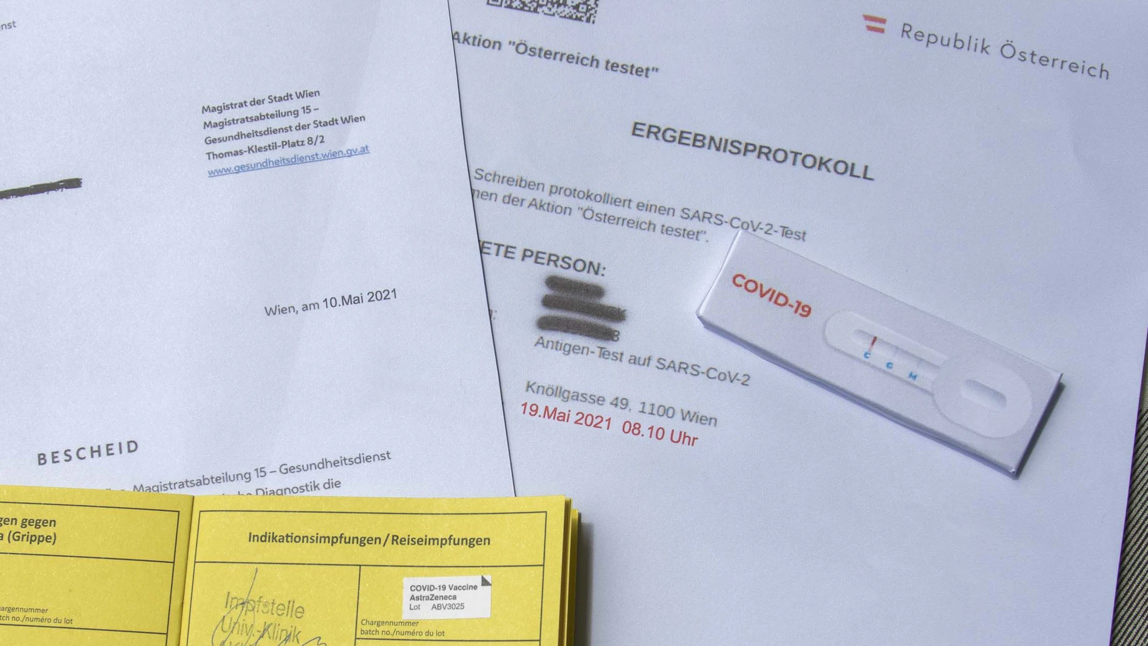 Download von www.picturedesk.com am 06.10.2021 (18:04).  VIENNA, AUSTRIA - MAY 18: Separation notice, current negative test and vaccination certificate entitle you to access from 19 May in Austria at Liesing on May 18, 2021 in Vienna, Austria. 210518_SEPA_13_001 - 20210518_PD3512 - Rechteinfo: Rights Managed (RM)