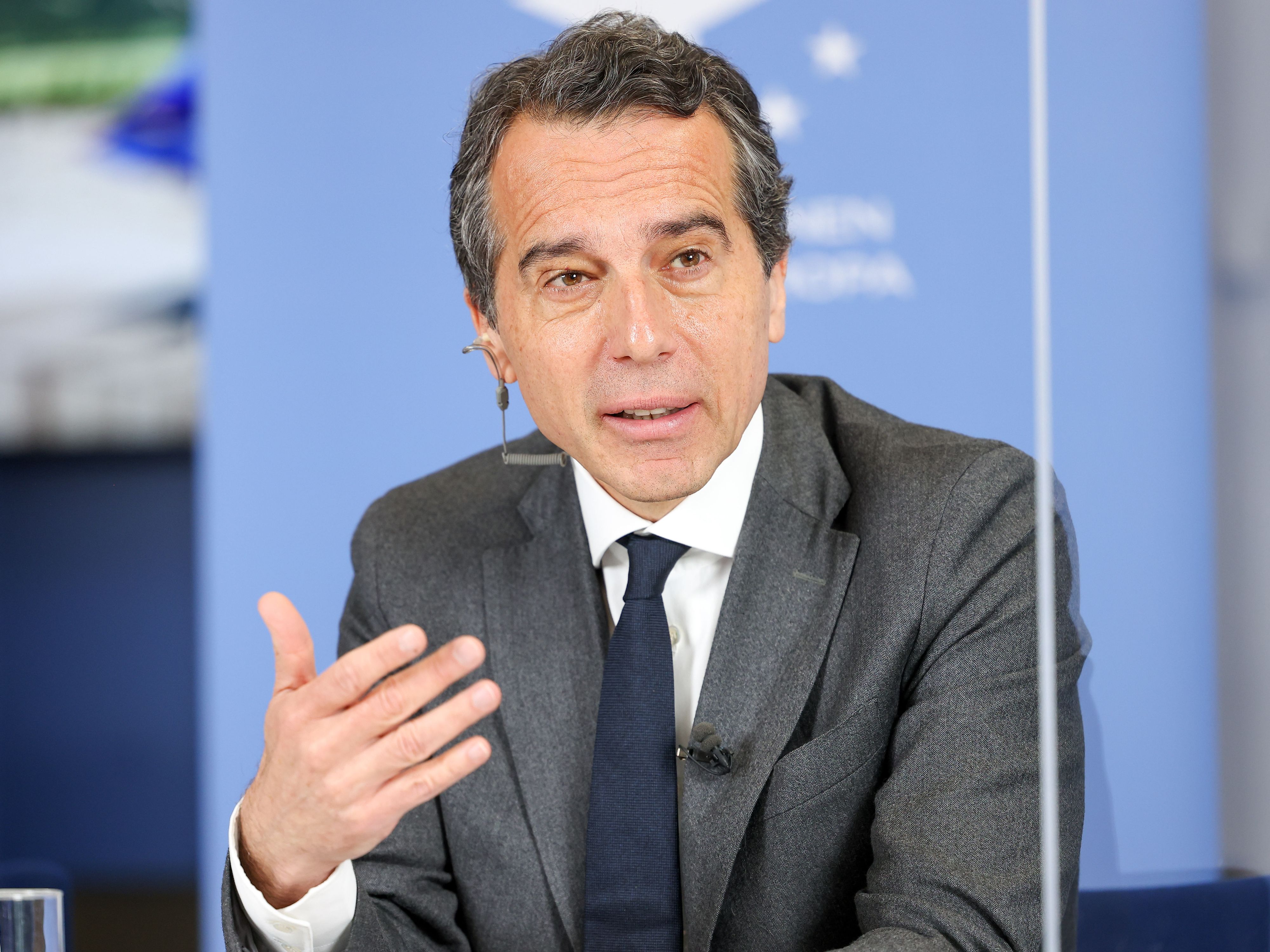 Der frühere Bundeskanzler Christian Kern meldete sich am Mittwoch angesichts der Razzien im ÖVP-Umfeld auf Twitter zu Wort.