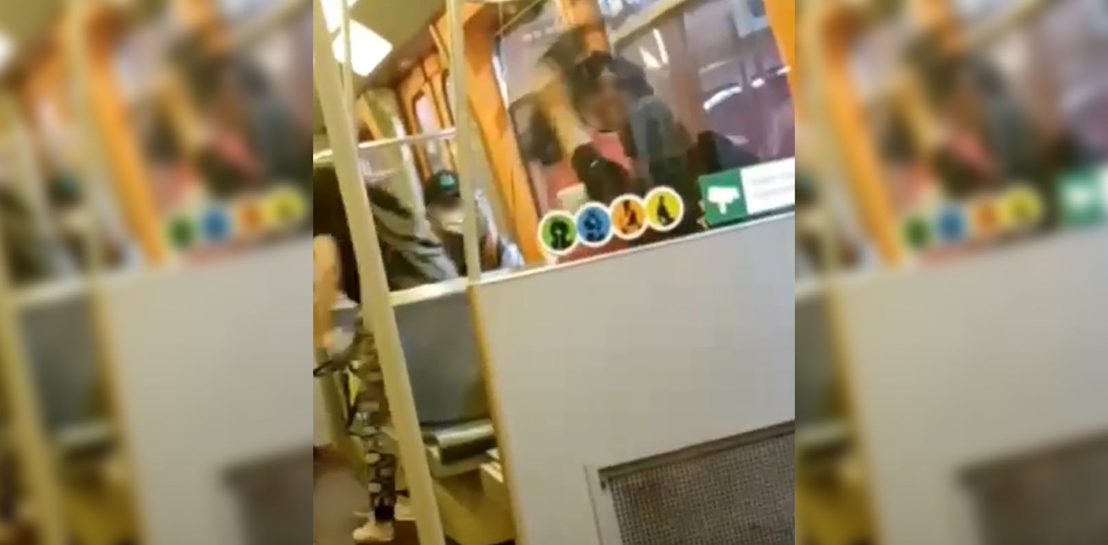 Wilde Szenen in der Wiener U-Bahn.