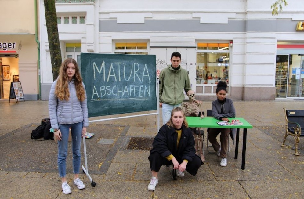Amelie Muthsam, Paul Stich, Melanie Zvonik, Miriam Fischbacher bei der Aktion in St. Pölten