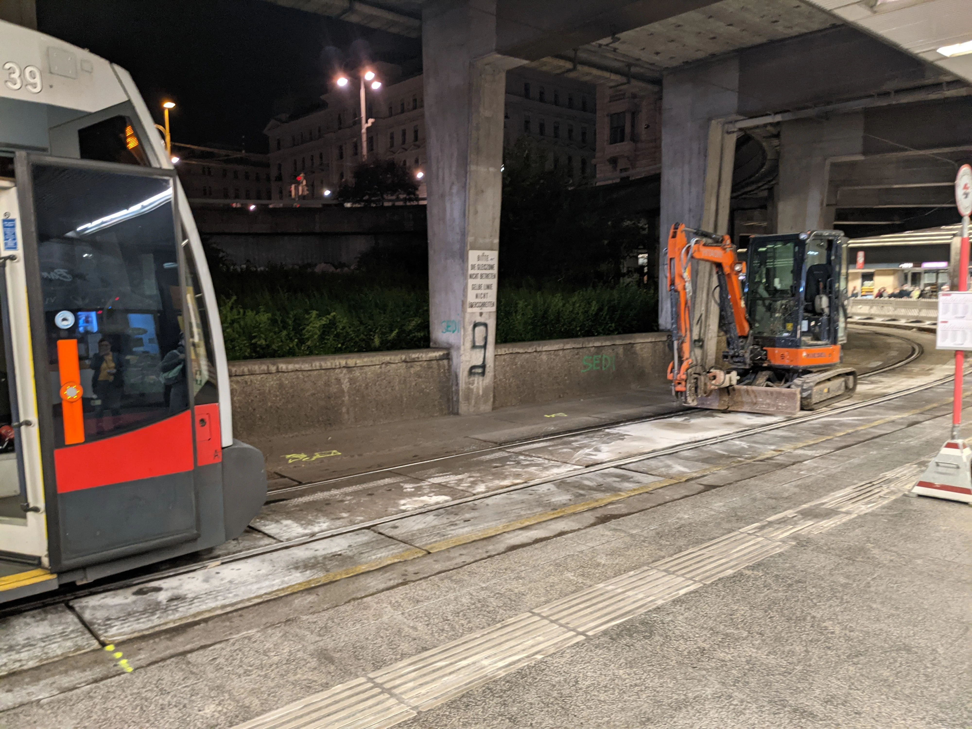 Der Bagger stand den Straßenbahnen am Schottentor im Weg. 