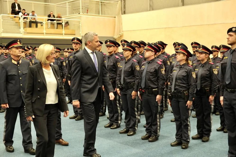 Innenminister Nehammer, Landeshauptfrau Mikl-Leitner, LPD NÖ-Chef Popp (links hinten) 