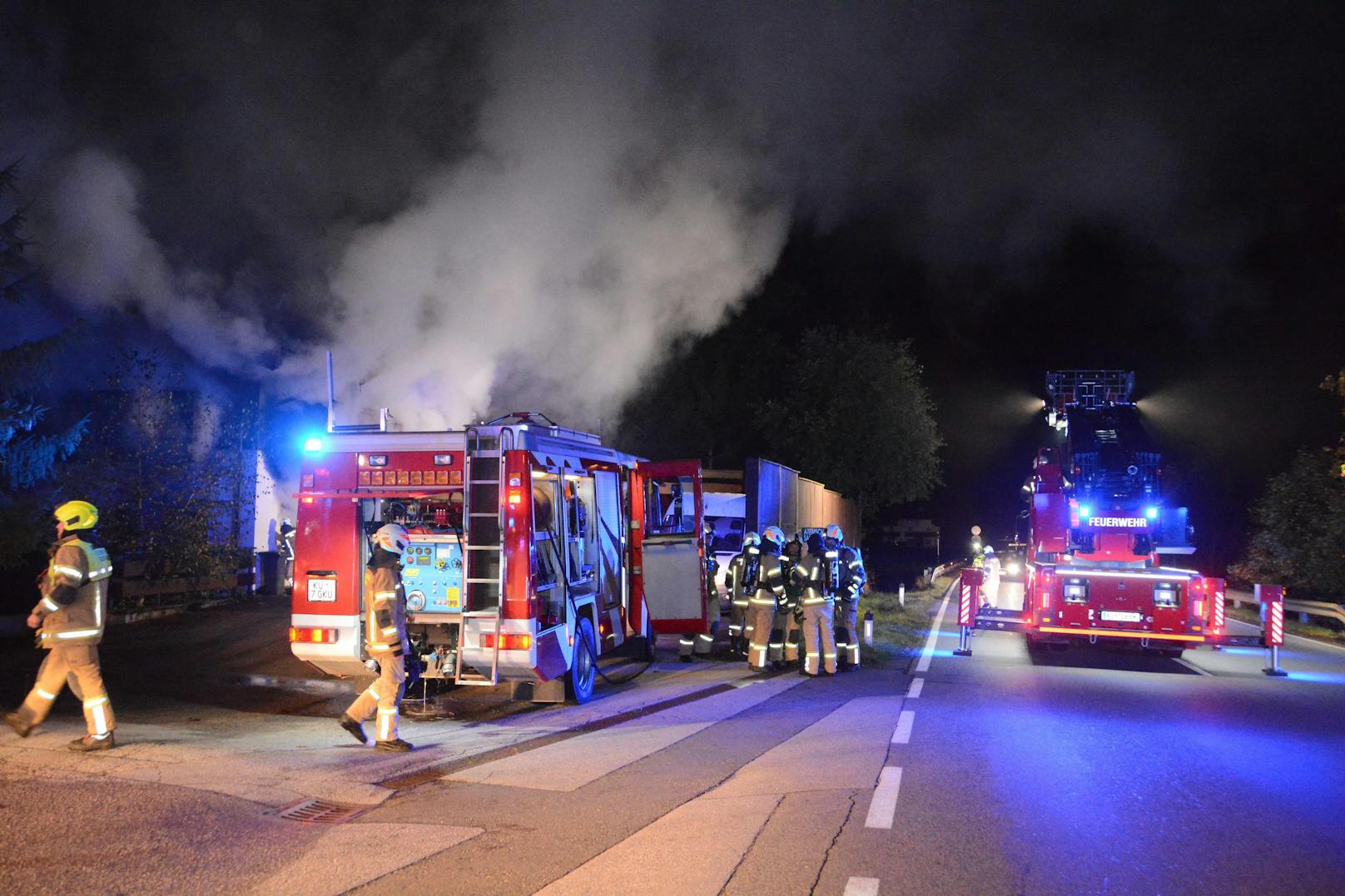 In einem Mehrparteienhaus in Söll/Stockach ist ein Brand ausgebrochen – drei Bewohner wurden mit&nbsp;Verdacht einer Rauchgasvergiftung in das Spital eingeliefert.
