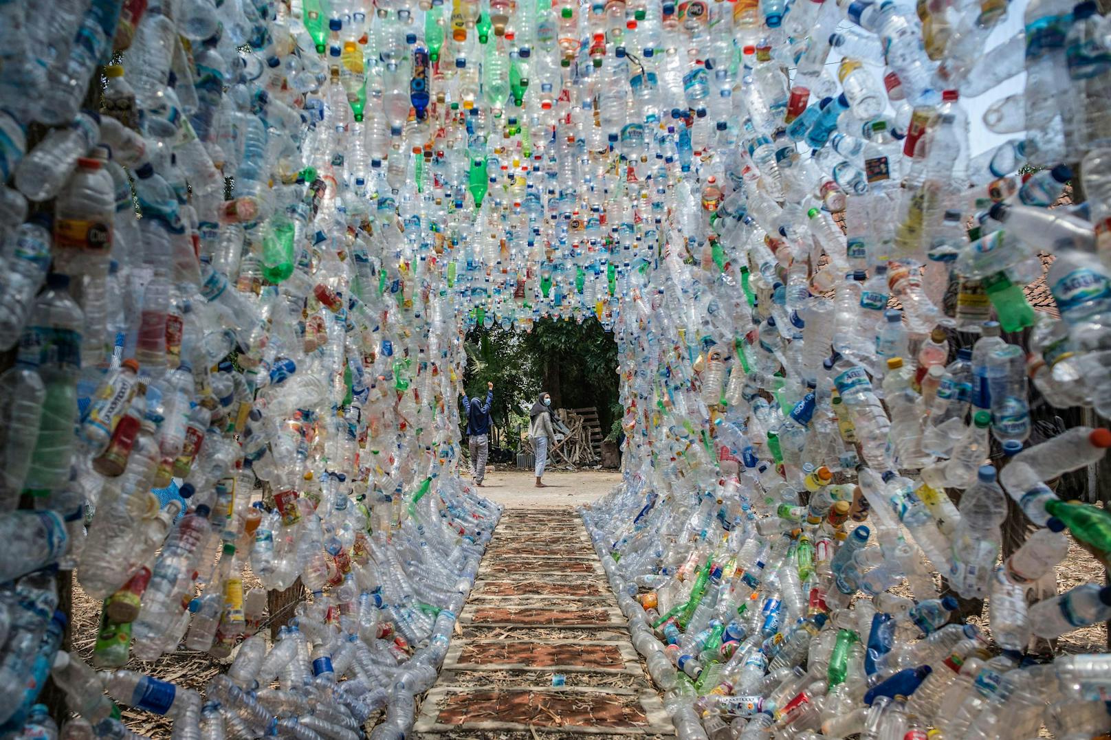 Tunnelblick: Für diesen Durchgang wurden 3.544 Plastikflaschen eingesetzt.