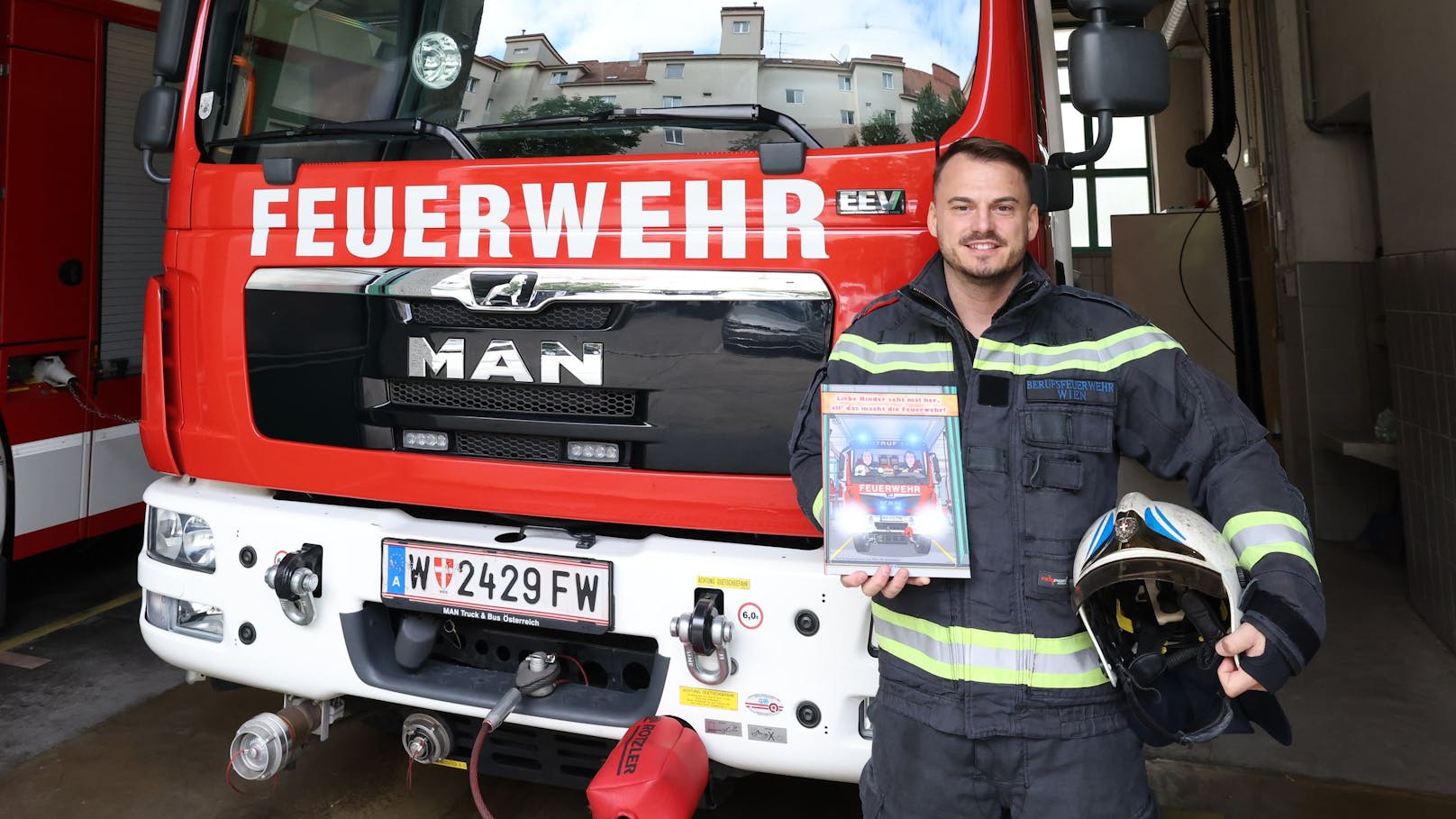 Mit seinem Kinderbuch will der Wiener Philipp Stepanek (33) Kindern zeigen, dass die Feuerwehr mehr macht als Katzen von Bäumen zu retten und Brände zu löschen.