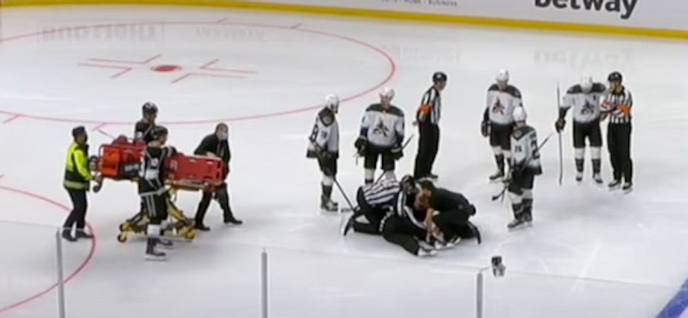 Schlimme Bilder aus Übersee. Schiedsrichter Ryan Gibbons liegt bewusstlos am Eis.