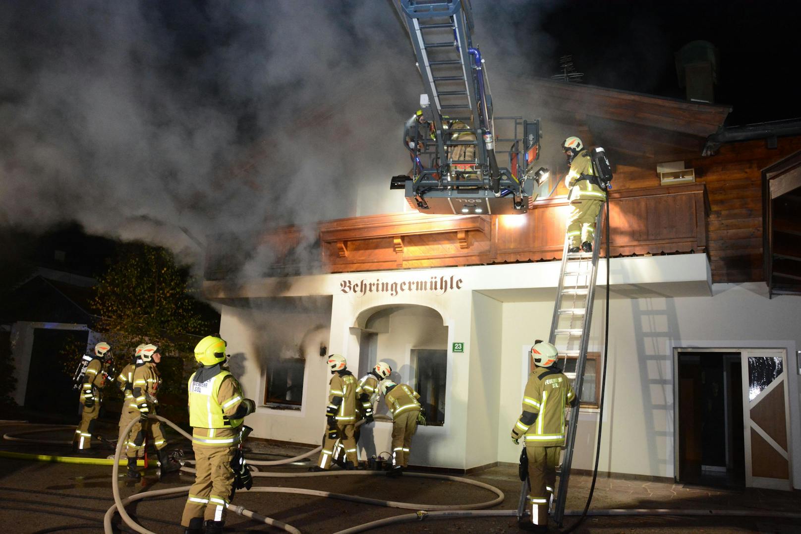 In einem Mehrparteienhaus in Söll/Stockach ist ein Brand ausgebrochen – drei Bewohner wurden mit Verdacht einer Rauchgasvergiftung in das Spital eingeliefert. 
