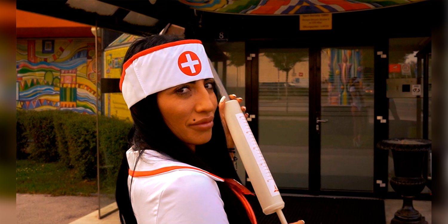 Hostess Samira zeigte "Heute", wie man im Funpalast zum Stich kommt.