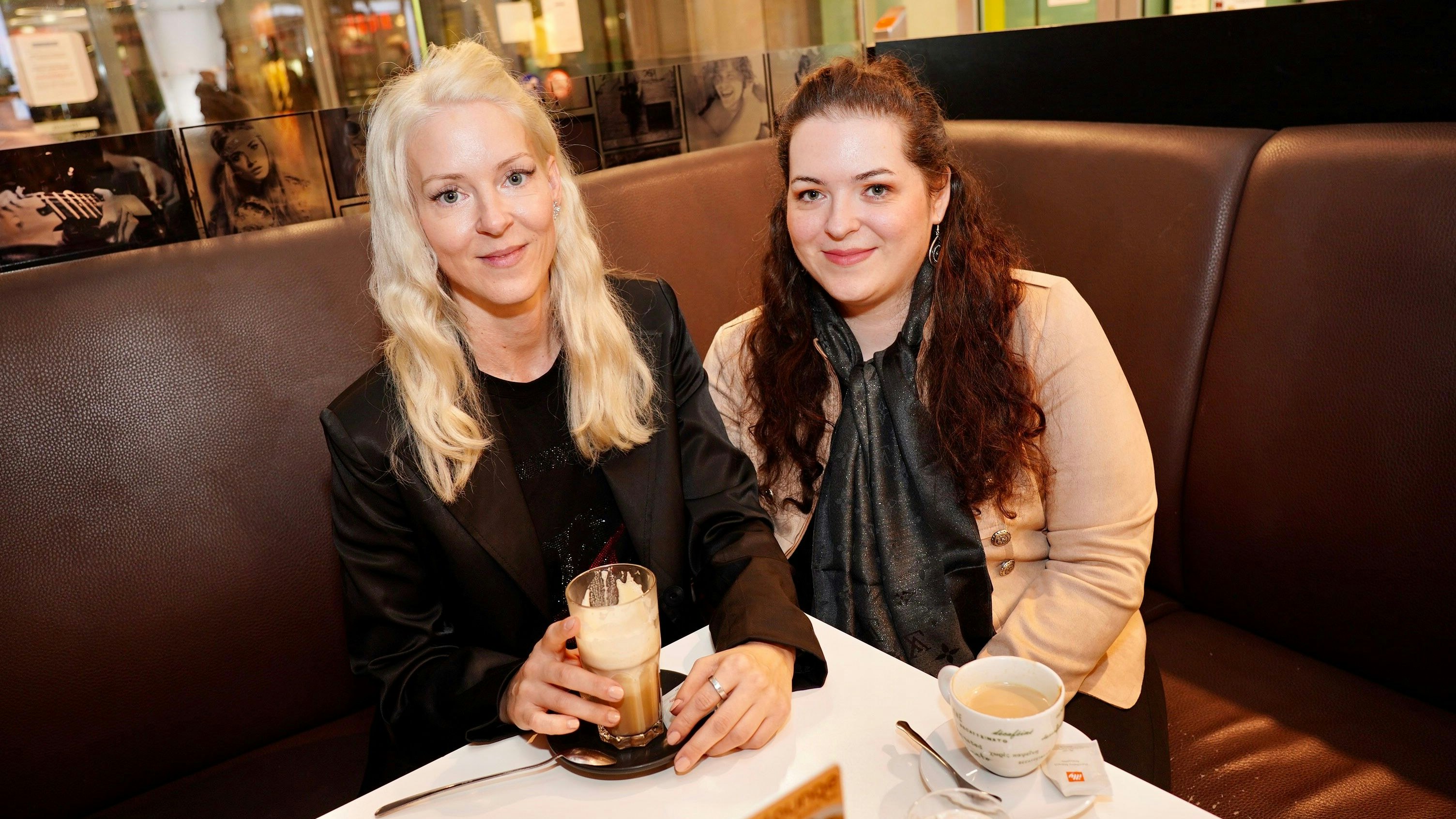 Simone "Bienchen" Reiländer mit Schwester Sonja bei der Kinopremiere im Wiener Village Cinema.