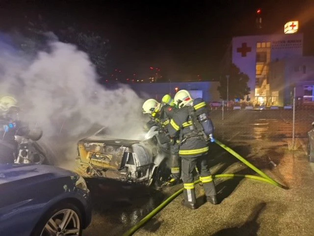 Zwei Fahrzeuge standen in Vollbrand. 