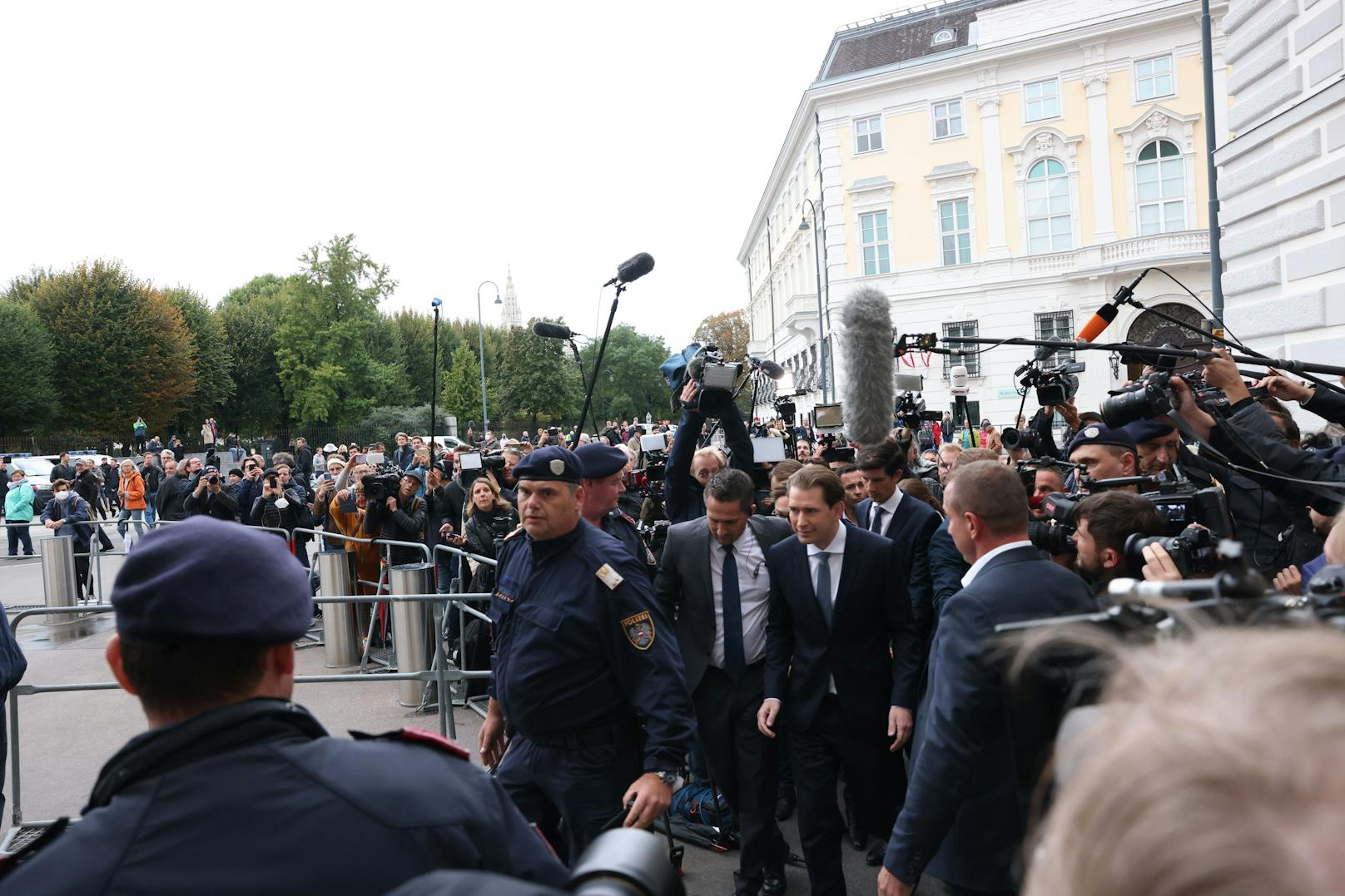 Der Kanzler musste für die Kurze Strecke zwischen Kanzleramt und Hofburg von Polizisten geleitet werden.&nbsp;