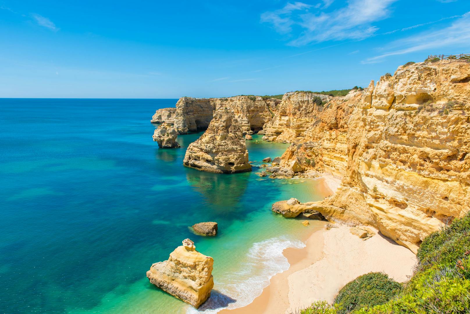<strong>Algarve, Portugal:&nbsp;</strong>Die Küstenregion im Süden Portugals lockt nicht nur mit ihrer Traumkulisse, sondern auch noch mit angenehmen Temperaturen um die 27 Grad. Einzig das Wasser ist dort - wie das ganze Jahr über - mit etwa 20 Grad etwas frischer. Doch das entlohnen die einsamen Badebuchten und das türkisblaue Meer nach 3,5 Flugstunden.