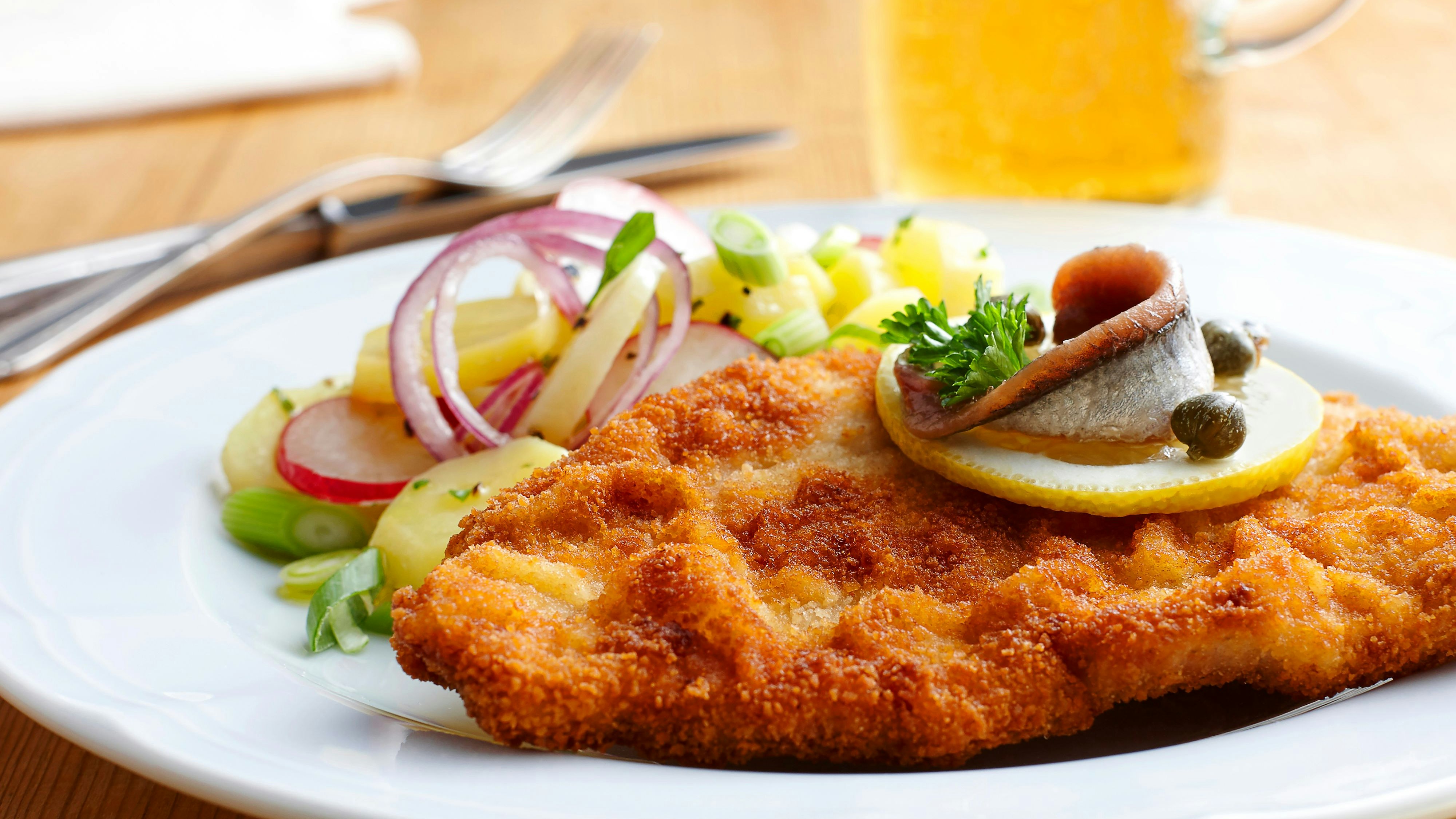 Download von www.picturedesk.com am 07.10.2021 (17:01).  Dish of escalope and fried potatoes - 20150120_PD16190 - Rechteinfo: Royalty Free (RF) Model Released