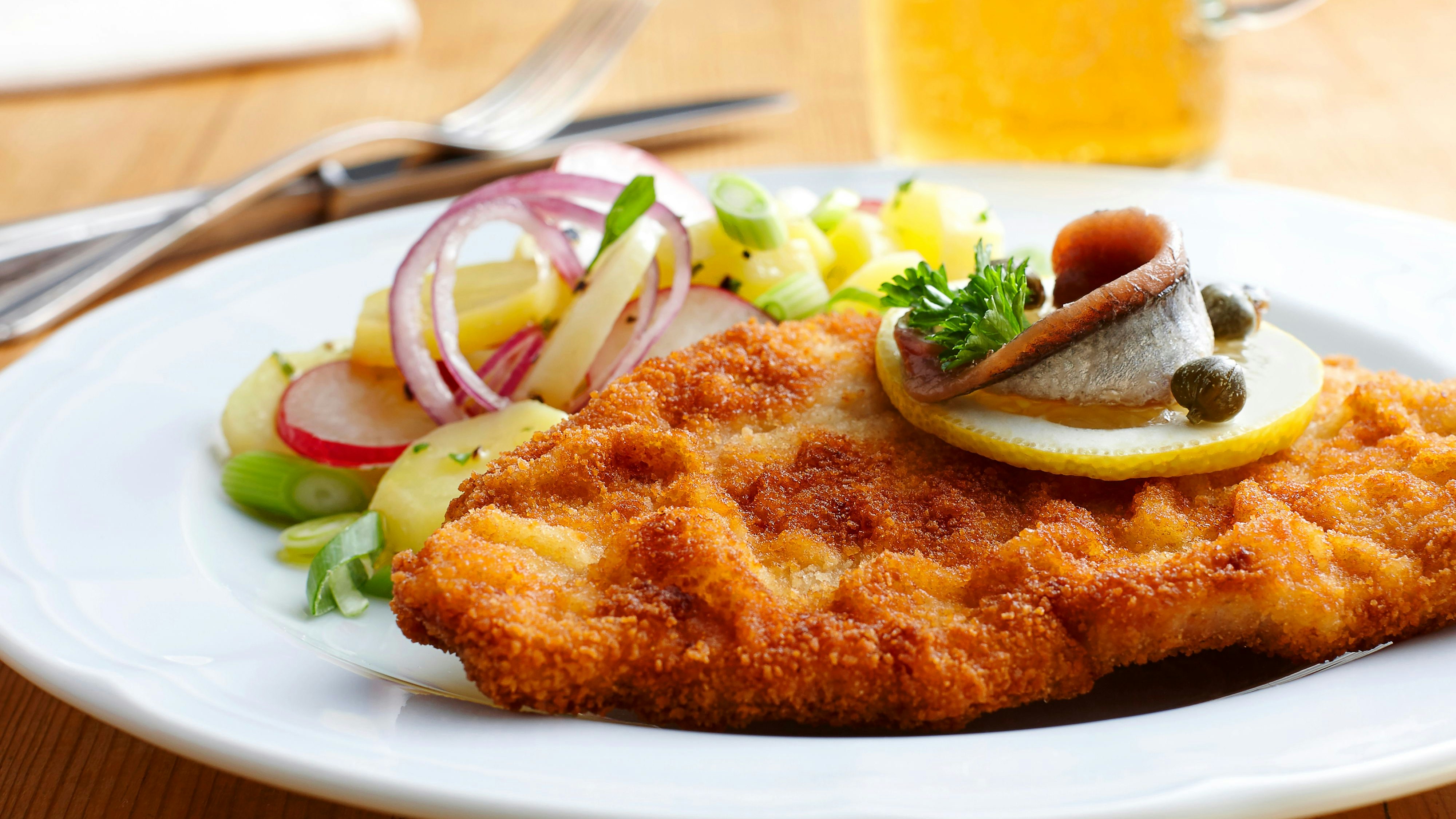Download von www.picturedesk.com am 07.10.2021 (17:01).  Dish of escalope and fried potatoes - 20150120_PD16190 - Rechteinfo: Royalty Free (RF) Model Released
