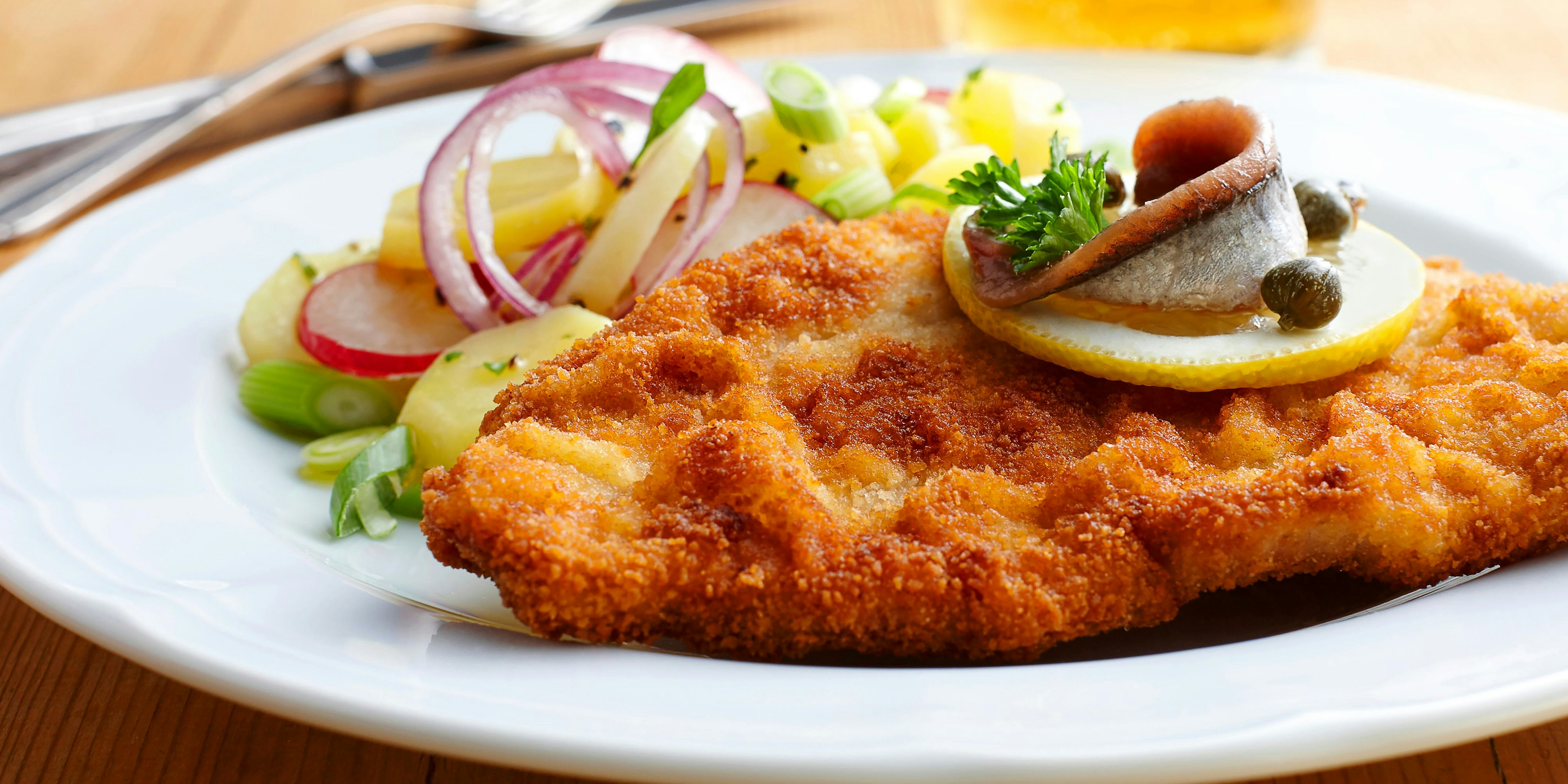 Download von www.picturedesk.com am 07.10.2021 (17:01).  Dish of escalope and fried potatoes - 20150120_PD16190 - Rechteinfo: Royalty Free (RF) Model Released
