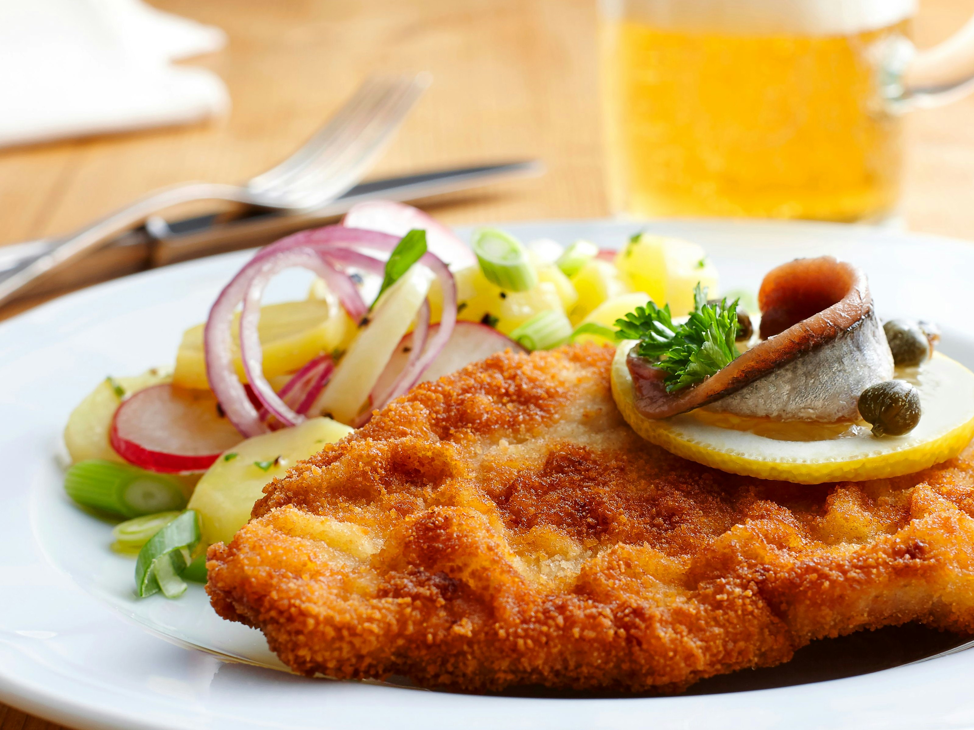 Download von www.picturedesk.com am 07.10.2021 (17:01).  Dish of escalope and fried potatoes - 20150120_PD16190 - Rechteinfo: Royalty Free (RF) Model Released