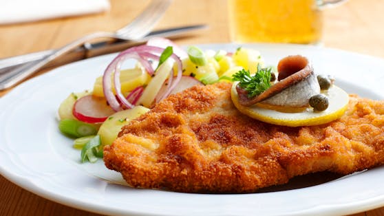 Das Schweinefleisch für das klassische Wiener Schnitzel ist in den seltensten Fällen gentechnikfrei, dafür mit AMA-Gütesiegel.