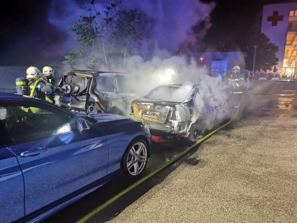 Die Feuerwehr konnte weitere Fahrzeuge retten.