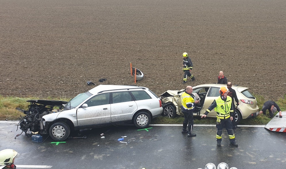 Die beiden Autos wurden völlig zerstört.