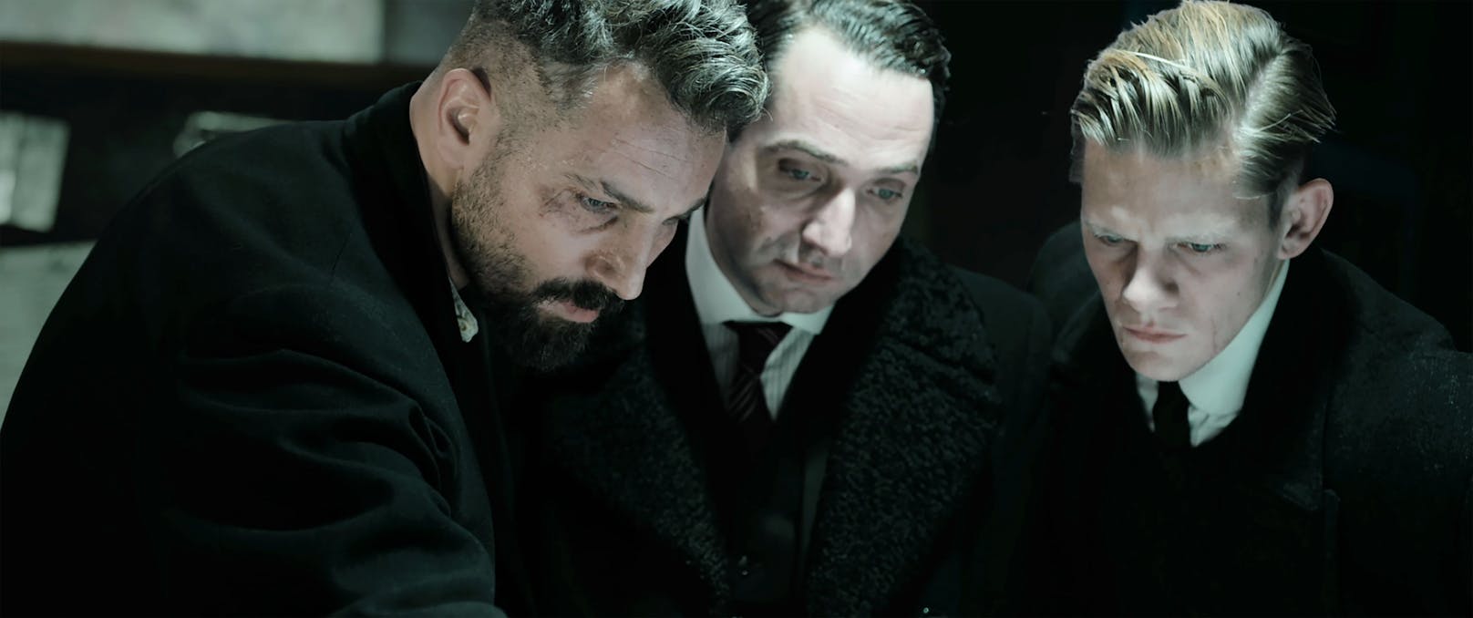 Szene aus dem Kinofilm "Hinterland" (v.l.): Murathan Muslu, Marc Limpach und Max von der Groeben