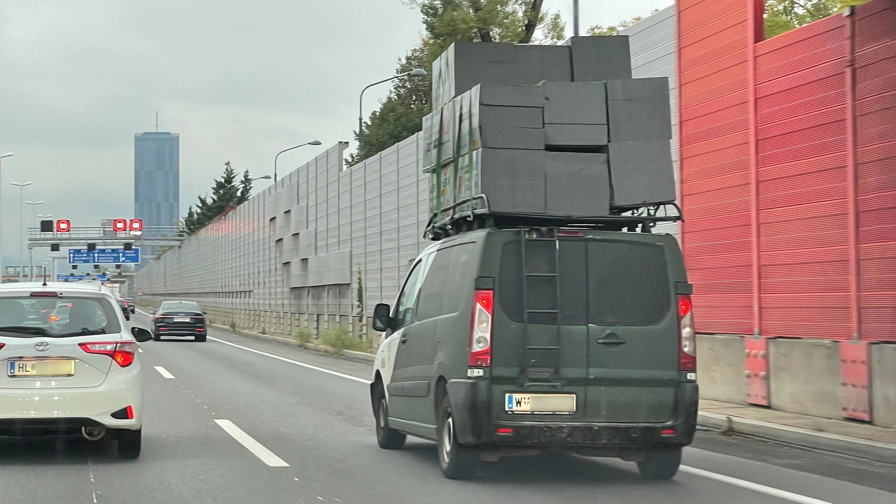 Nichts für schwache Nerven: Baumaterial meterhoch auf dem Dach stapeln und über die Autobahn fahren.
