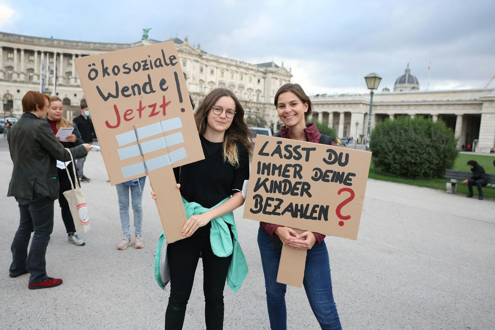 Sie gilt als Herzstück der türkis-grünen Regierung: Die ökosoziale Steuerreform. Dringend nachbessern, fordern die Aktivisten heute in Wien.