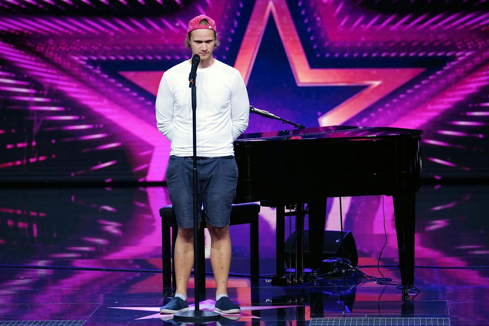 Clemens Gruß aus Wien singt und spielt Piano.