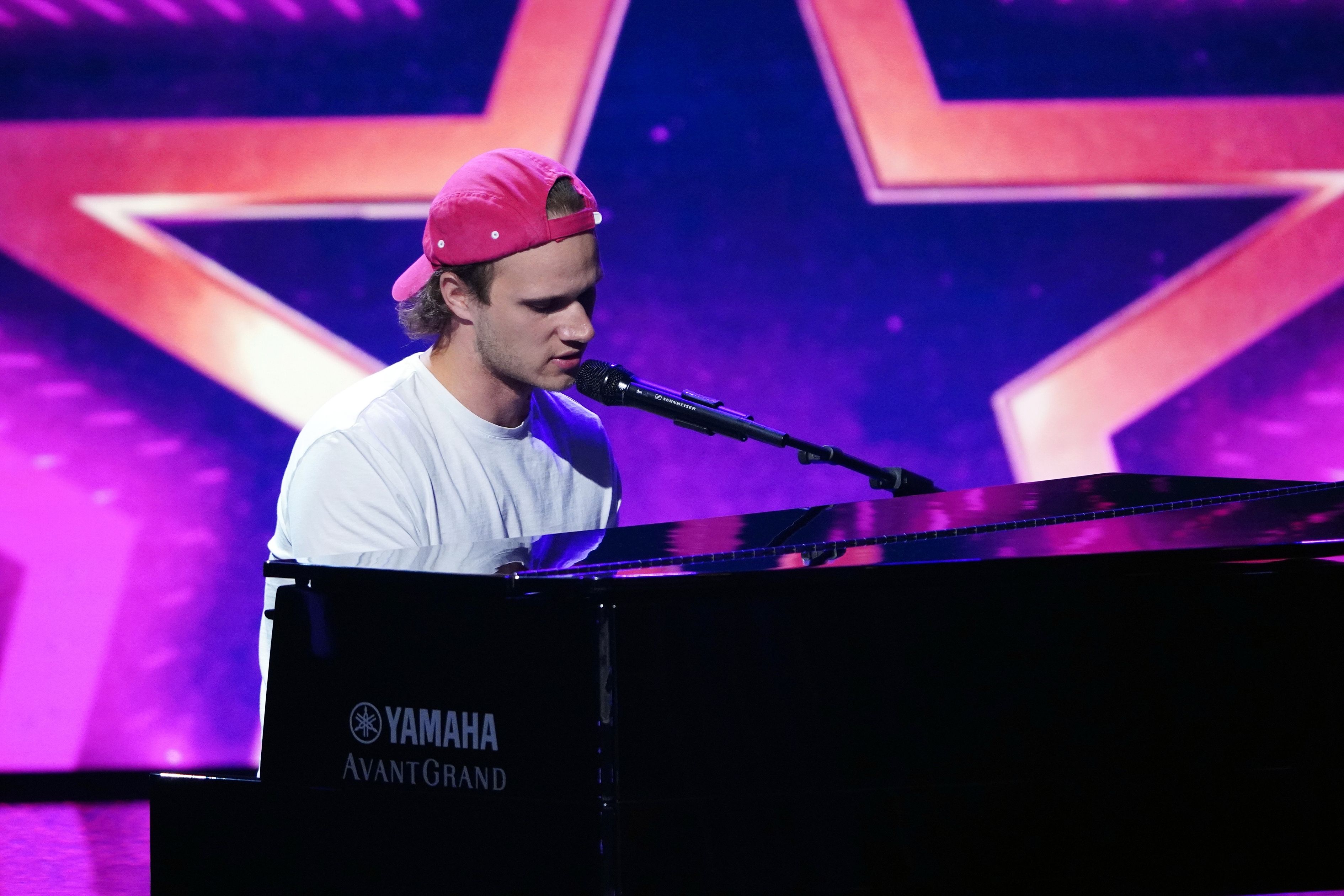 Clemens Gruß will sich mit einer Eigenkomposition in die Herzen der Jury spielen und singen. 