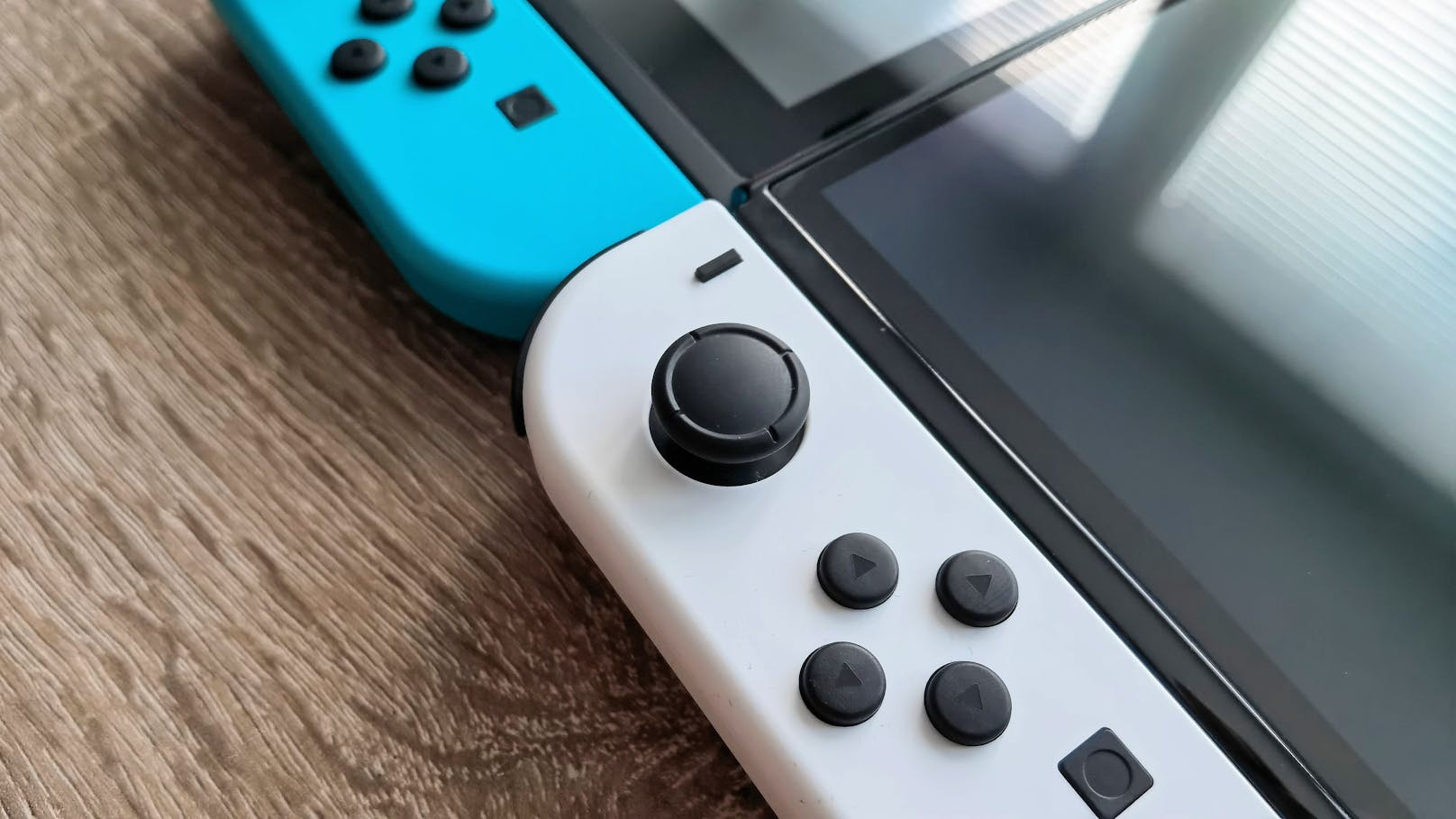 Zubehör. Schutzhüllen und Co. sollten weiter auch beim OLED-Modell passen, denn Nintendo hat den Bildschirm vor allem dadurch vergrößert, indem die Bildschirmränder verschlankt wurden.