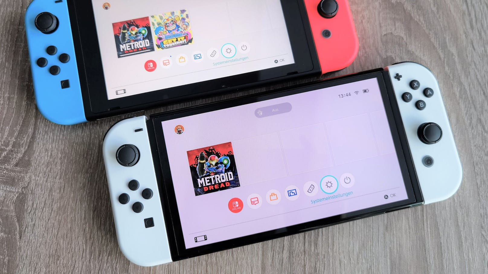 Die neue Nintendo Switch in Schwarz-Weiß (ein rot-blaues Modell gibt es auch weiterhin, am Bild das Vorgängermodell) wagt zwar keine Design-Elemente und sieht bis auf die Farbgebung...