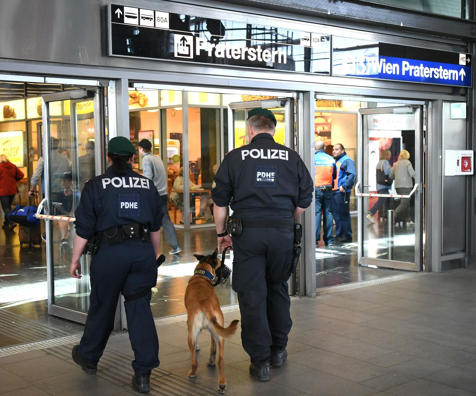 Polizisten am Wiener Praterstern. Symbolbild