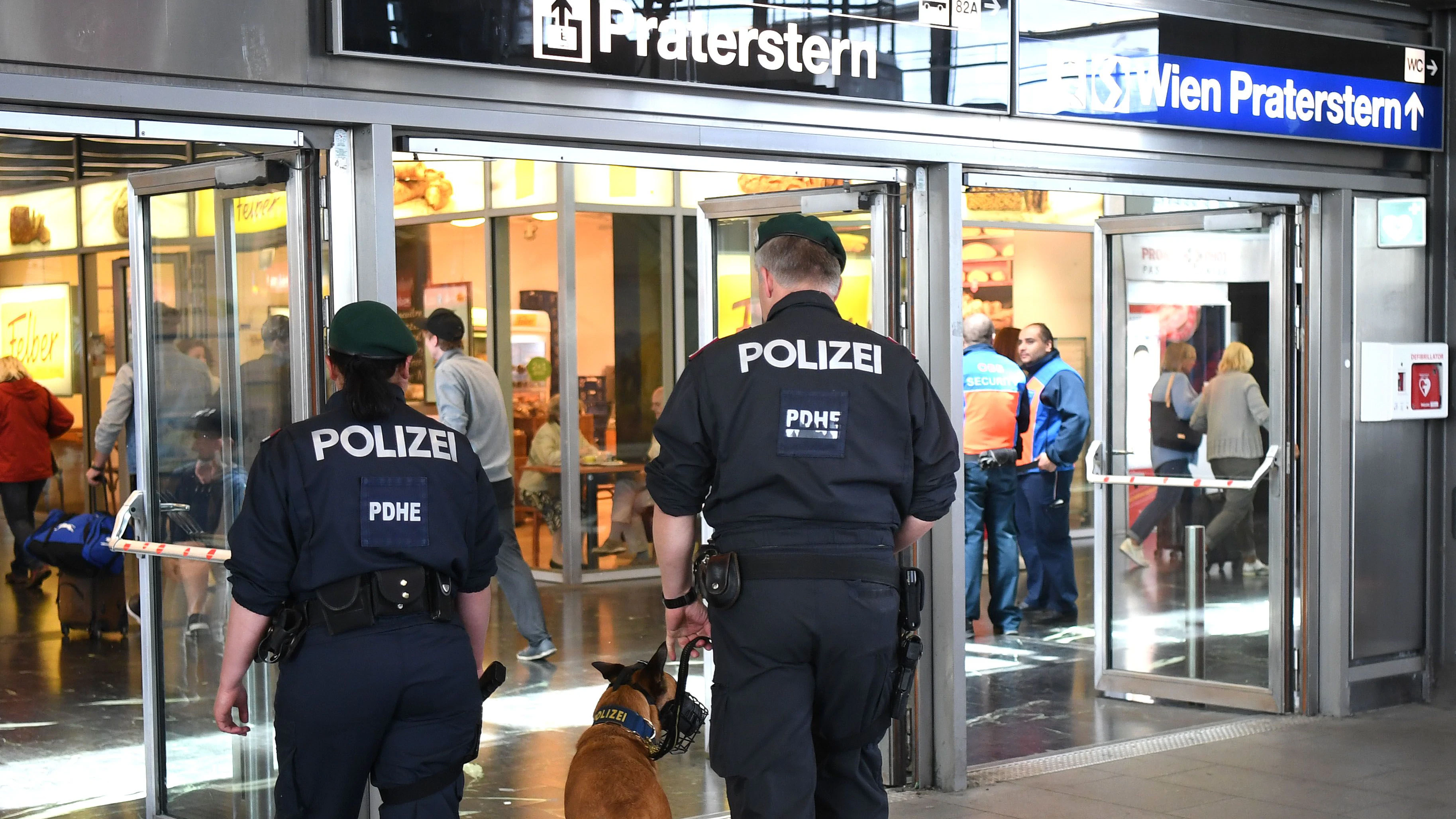 Polizisten am Wiener Praterstern. Symbolbild
