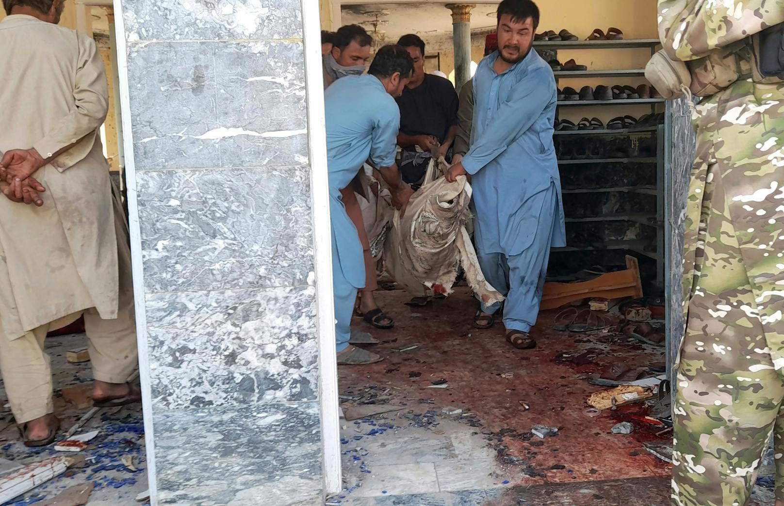 Eine heftige Explosion riss am Freitag in Kundus im Norden Afghanistans mindestens 50 Menschen in den Tod.&nbsp;