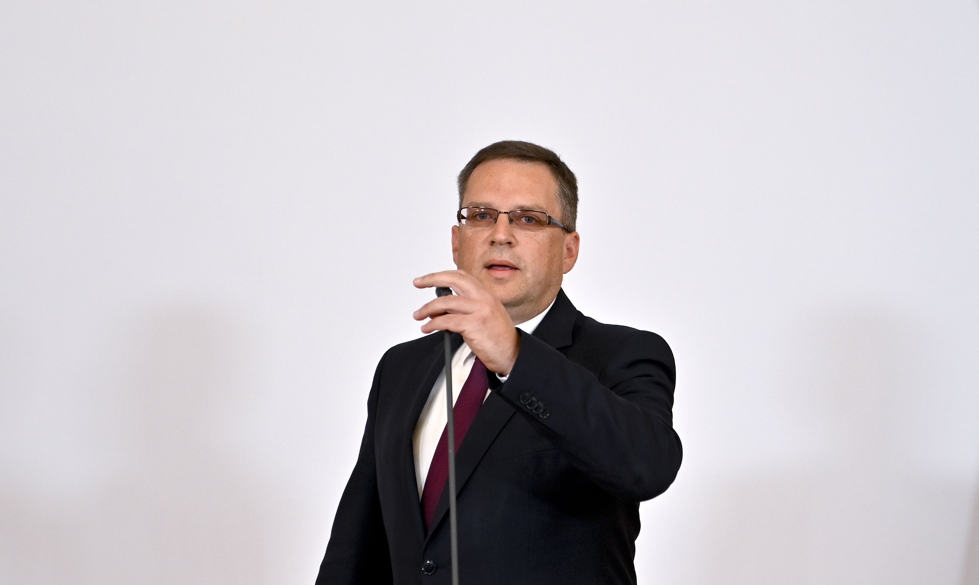 Download von www.picturedesk.com am 08.10.2021 (07:03).  ABD0037_20211006 - WIEN - ÖSTERREICH: ÖVP-Klubobmann August Wöginger am Mittwoch, 6. Oktober 2021, vor Beginn eines Ministerrates im Bundeskanzleramt in Wien. - FOTO: APA/HERBERT NEUBAUER - 20211006_PD1627 - Rechteinfo: Rights Managed (RM)