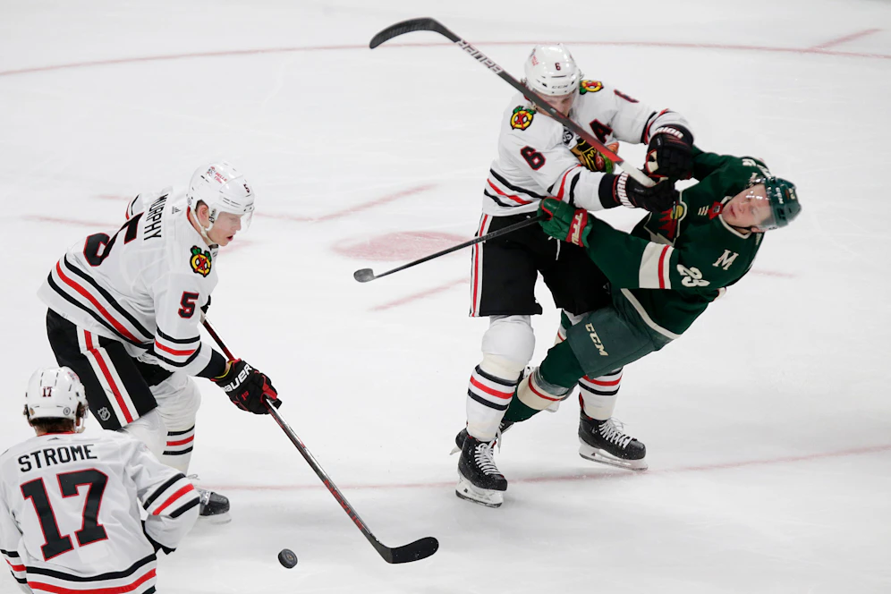 Marco Rossi lernt die harte Gangart der NHL kennen.