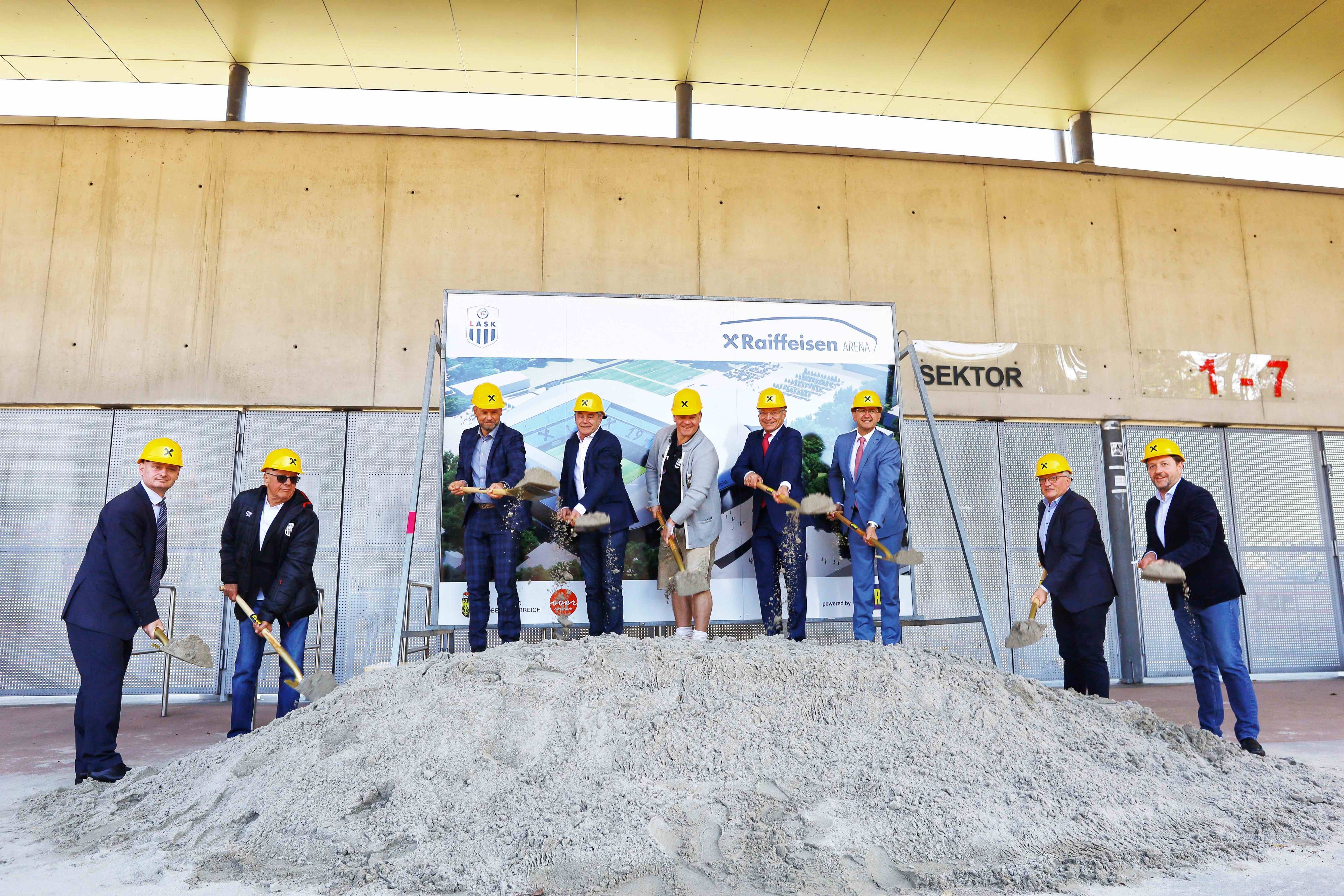 Spatenstich auf der Linzer Gugl. Von links nach rechts: Markus Hein (Vizebürgermeister Linz), Helmut Oberndorfer (LASK Vize- und Ehrenpräsident), BM Ing. Alexander Altmüller (Technischer Niederlassungsleiter der PORR in Oberösterreich.), Heinrich Schaller (Generaldirektor der Raiffeisenlandesbank Oberösterreich), Dr. Siegmund Gruber (LASK Präsident), Thomas Stelzer (Landeshauptmann von Oberösterreich), Markus Achleitner (Wirtschafts- und Sportlandesrat Oberösterreich), Bernhard Baier (Vizebürgermeister Linz), Klaus Luger (Bürgermeister Linz)