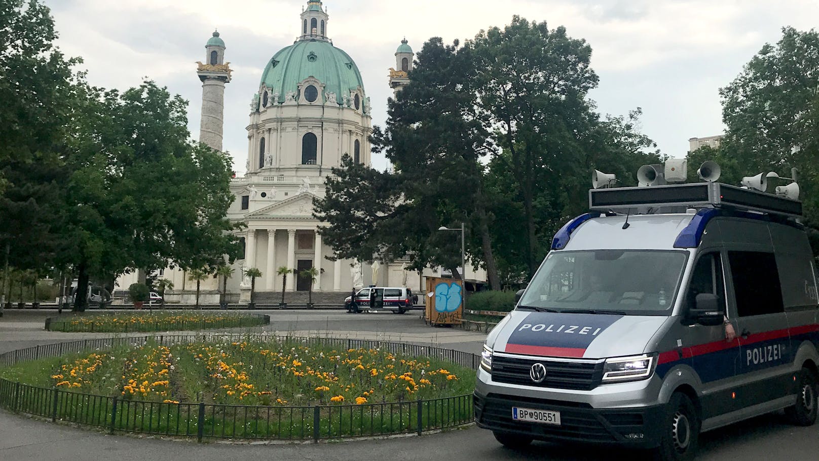 Ein 15-Jähriger wurde in der Nähe des Karlsplatzes von Polizisten verletzt aufgefunden (Symbolfoto)