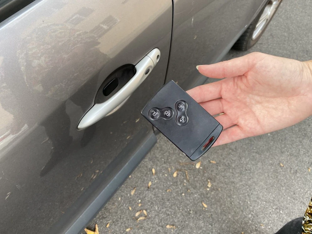 Jetzt hast du den Salat! Die Batterie in deinem Autoschlüssel hat den Geist aufgegeben. Wie kommst du jetzt in dein Auto rein?