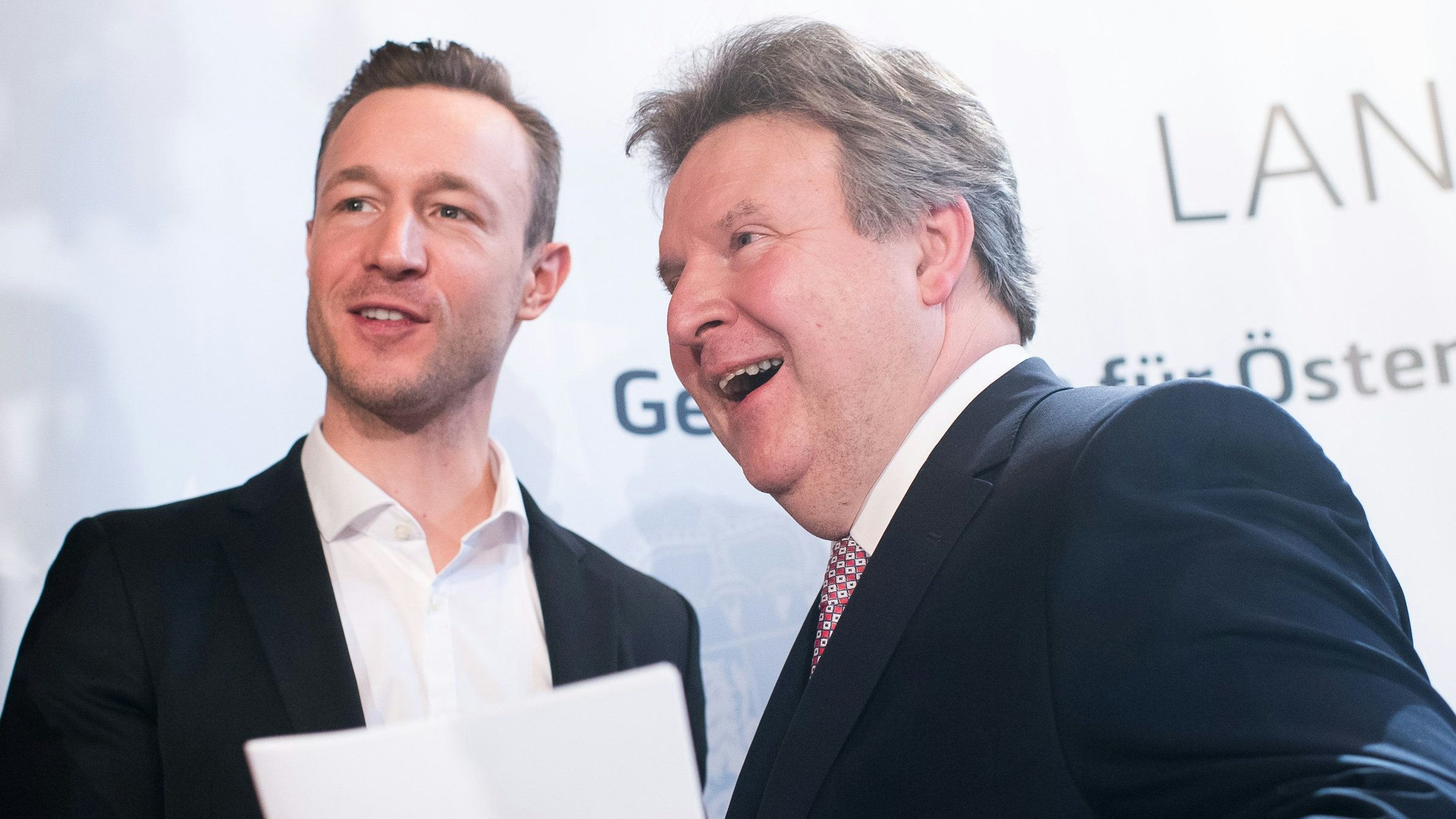 Download von www.picturedesk.com am 09.10.2021 (13:13).  13.03.2019, Rathaus, Wien, AUT, Pressekonferenz nach der außerordentlichen Konferenz der Landeshauptleute zum Thema "Brexit", im Bild Kanzleramtsminister und Europaminister Gernot Blümel (ÖVP) und Landeshauptmann und Bürgermeister von Wien Michael Ludwig (SPÖ) // during an media briefing in Vienna, Austria on 2019/03/13, EXPA Pictures © 2019, PhotoCredit: EXPA/ Michael Gruber - 20190313_PD3132 - Rechteinfo: Rights Managed (RM)