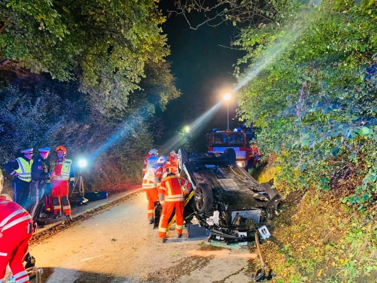 Heute.at - Autofahrer mäht zwei Straßenlaternen nieder – Spital!