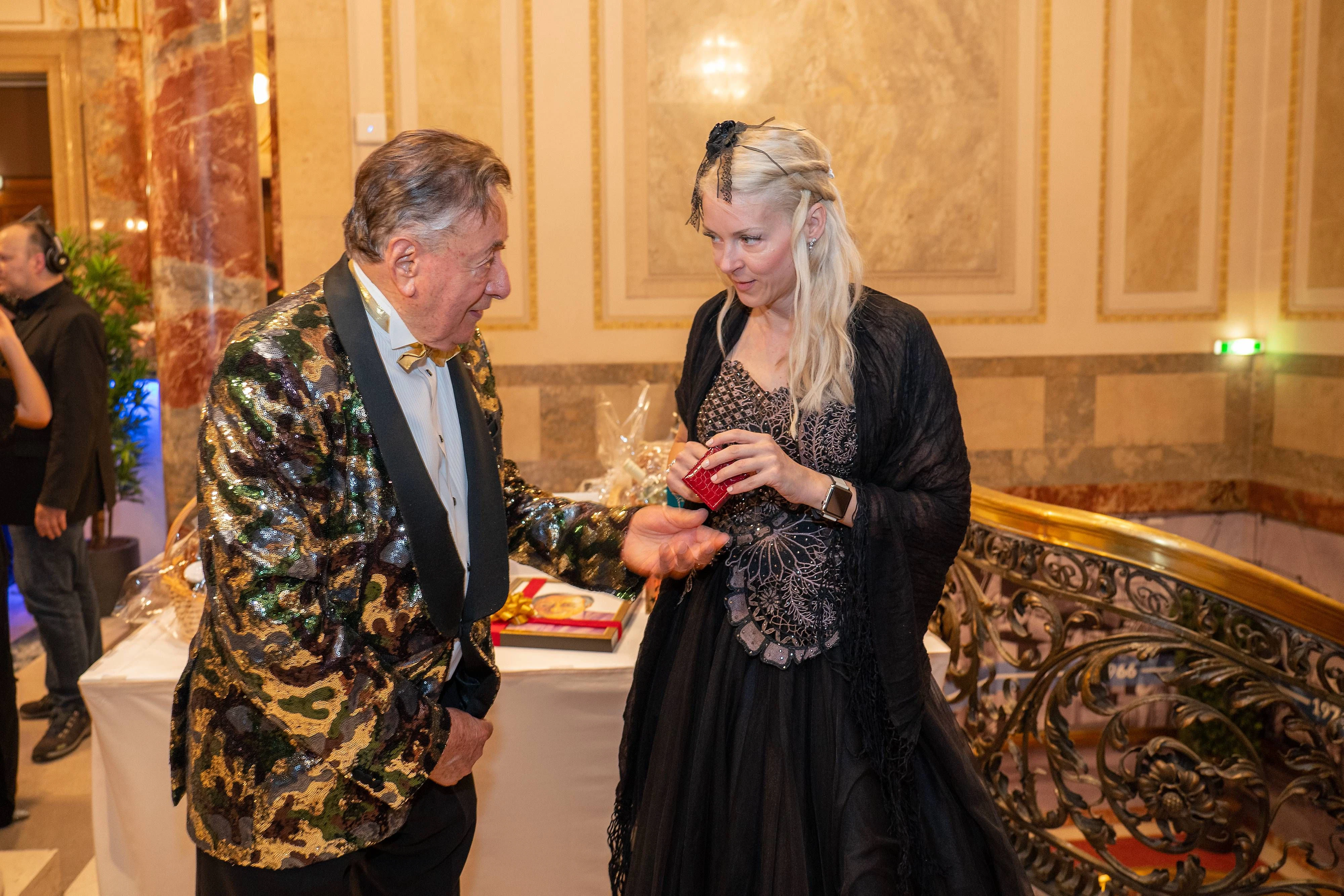 Für Simone gab es nicht nur einen Verlobungsring, sondern auch eine Kette von Louis Vuitton