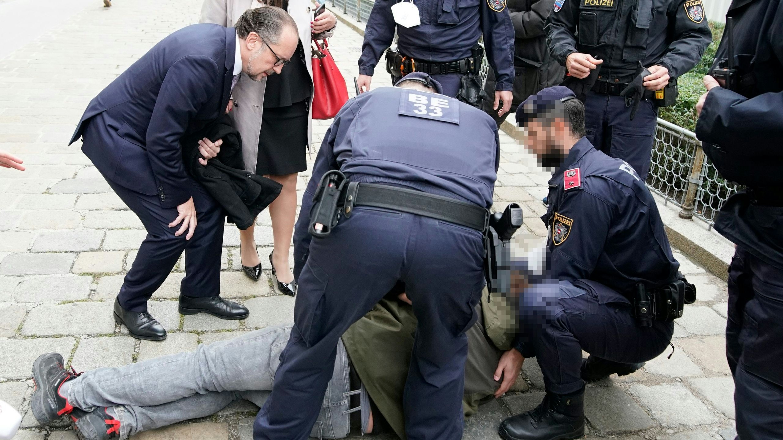 Der künftige Kanzler Alexander Schallenberg war als Ersthelfer vor Ort.              