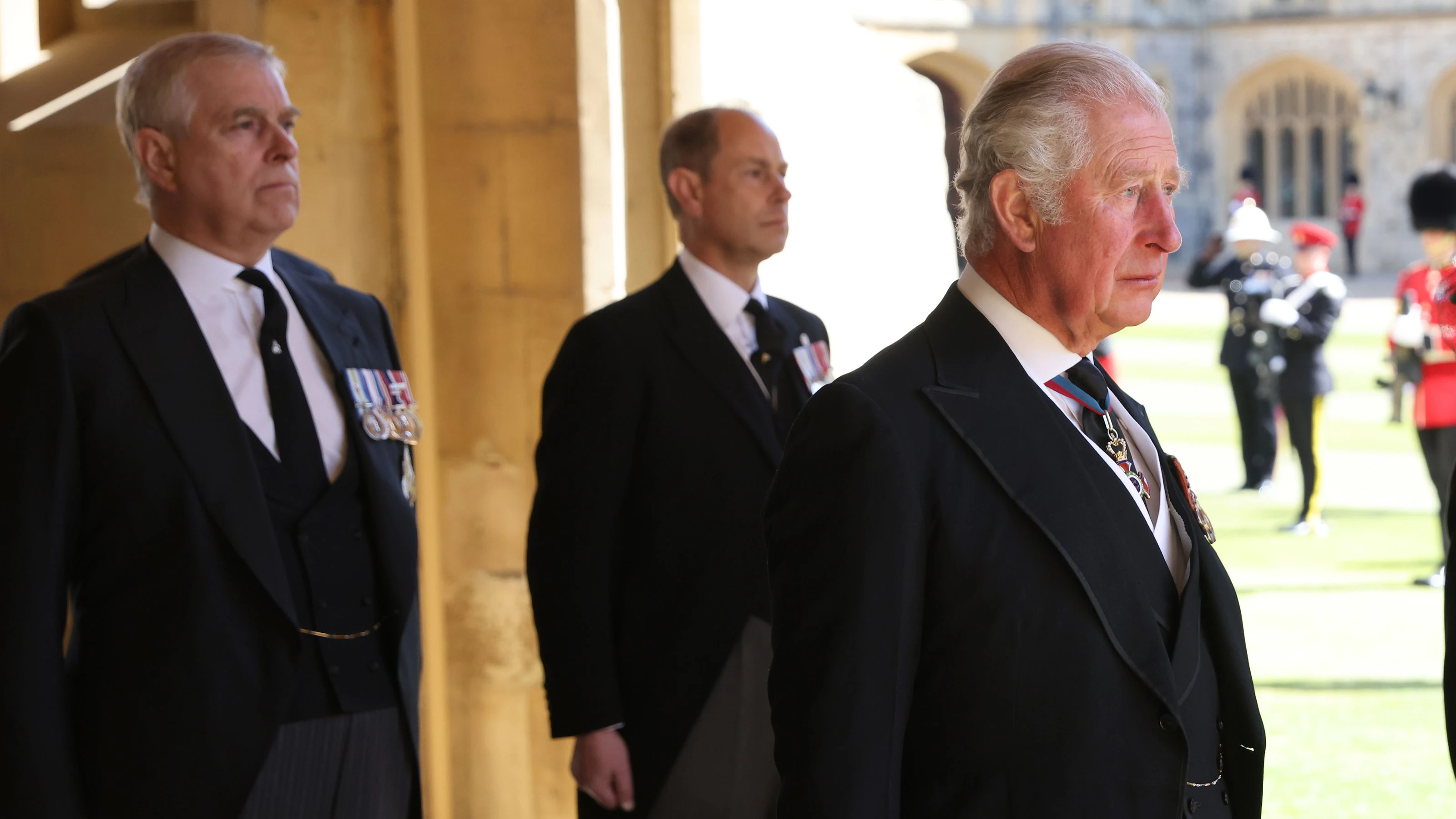 Download von www.picturedesk.com am 10.10.2021 (16:56).  WINDSOR, ENGLAND - APRIL 17: Prince Andrew, Duke of York, Prince Edward, Earl of Wessex, Prince Charles, Prince of Wales and Princess Anne, Princess Royal during the funeral of Prince Philip, Duke of Edinburgh at Windsor Castle on April 17, 2021 in Windsor, England. Prince Philip of Greece and Denmark was born 10 June 1921, in Greece. He served in the British Royal Navy and fought in WWII. He married the then Princess Elizabeth on 20 November 1947 and was created Duke of Edinburgh, Earl of Merioneth, and Baron Greenwich by King VI. He served as Prince Consort to Queen Elizabeth II until his death on April 9 2021, months short of his 100th birthday. His funeral takes place today at Windsor Castle with only 30 guests invited due to Coronavirus pandemic restrictions. - 20210417_PD16759 - Rechteinfo: Rights Managed (RM)