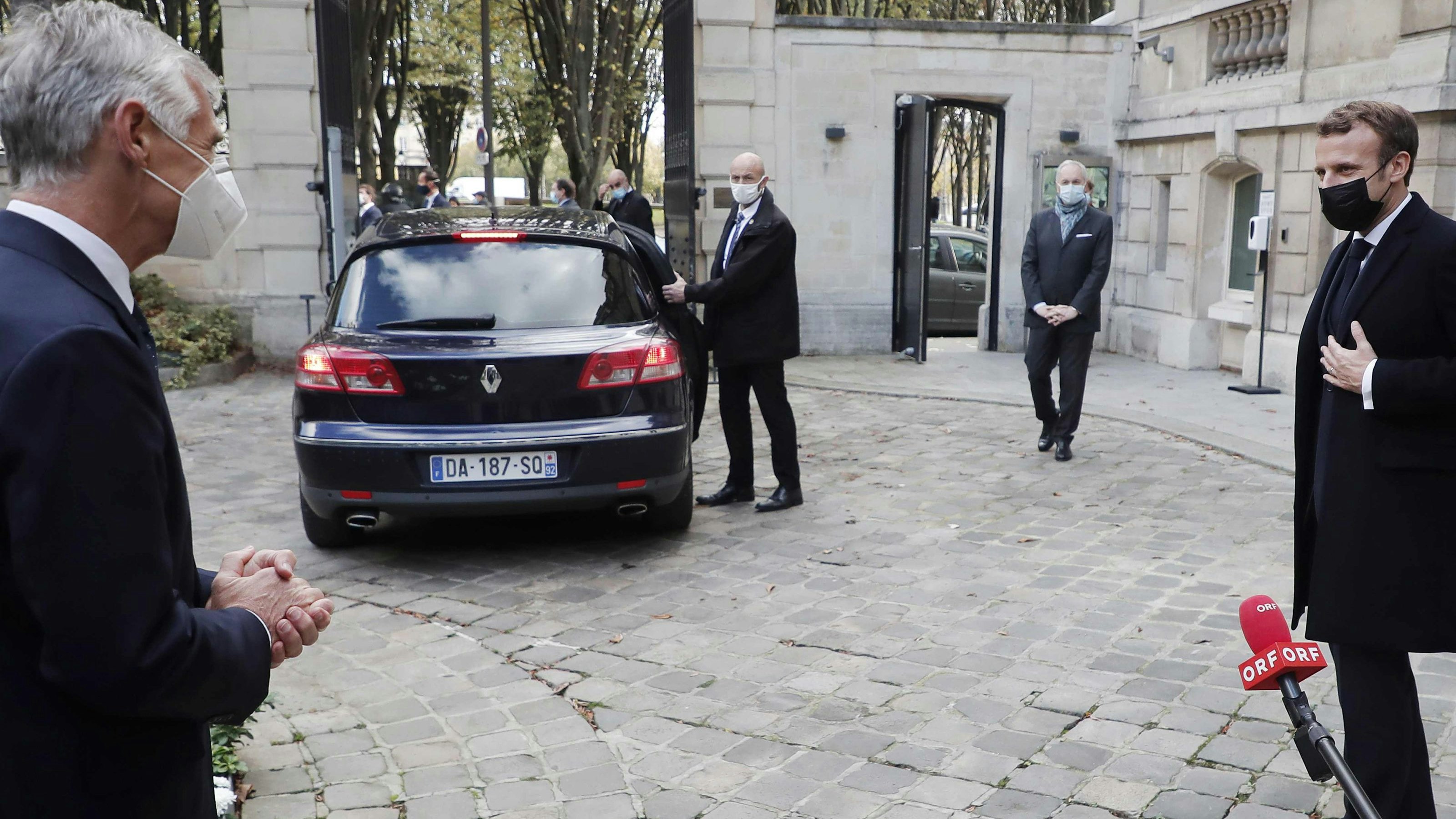 Gruß aus der Ferne: Emmanuel Macron, Michael Linhart (damals K1-Person)