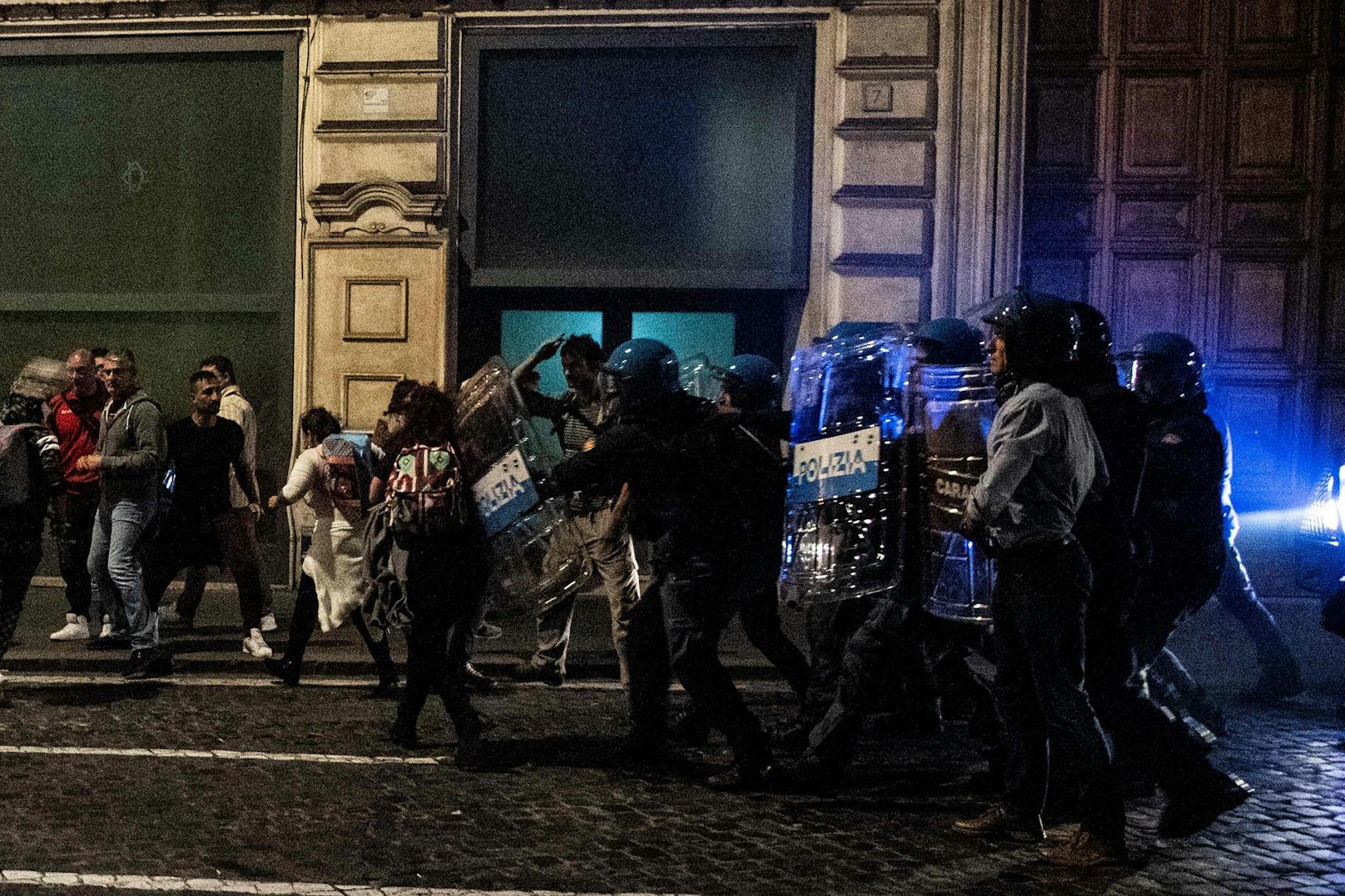 In Rom kam es nach einer Demonstration am Samstag zu Auseinandersetzungen zwischen der Polizei und gewalttätigen Demonstrierenden.