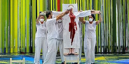 Wie so oft spielt (Fake-)Blut eine zentrale Rolle.