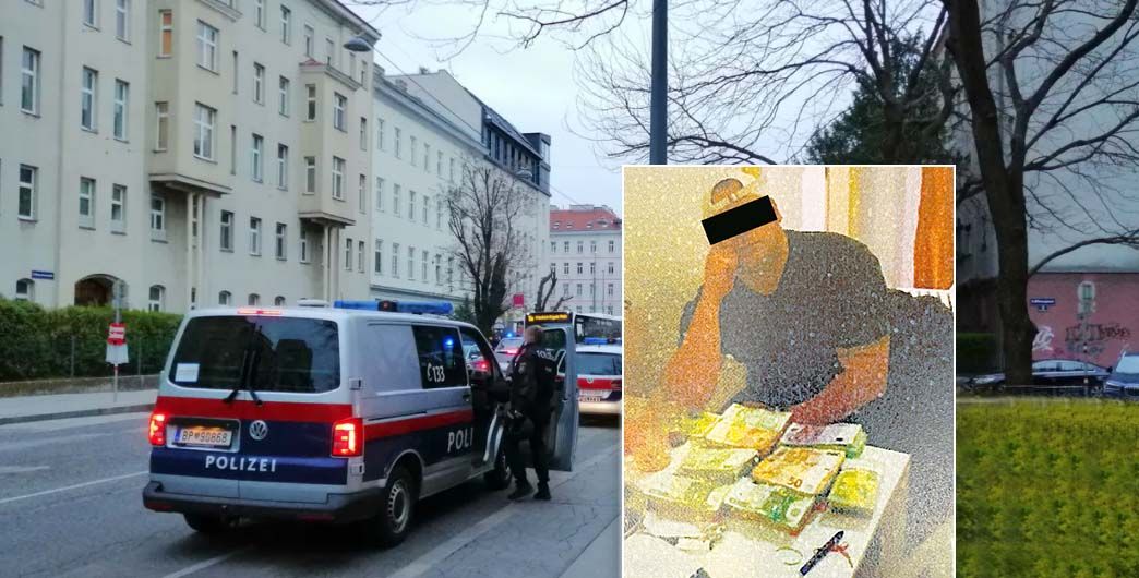 Der mutmaßliche Clan-Boss posiert mit Geld und Waffen